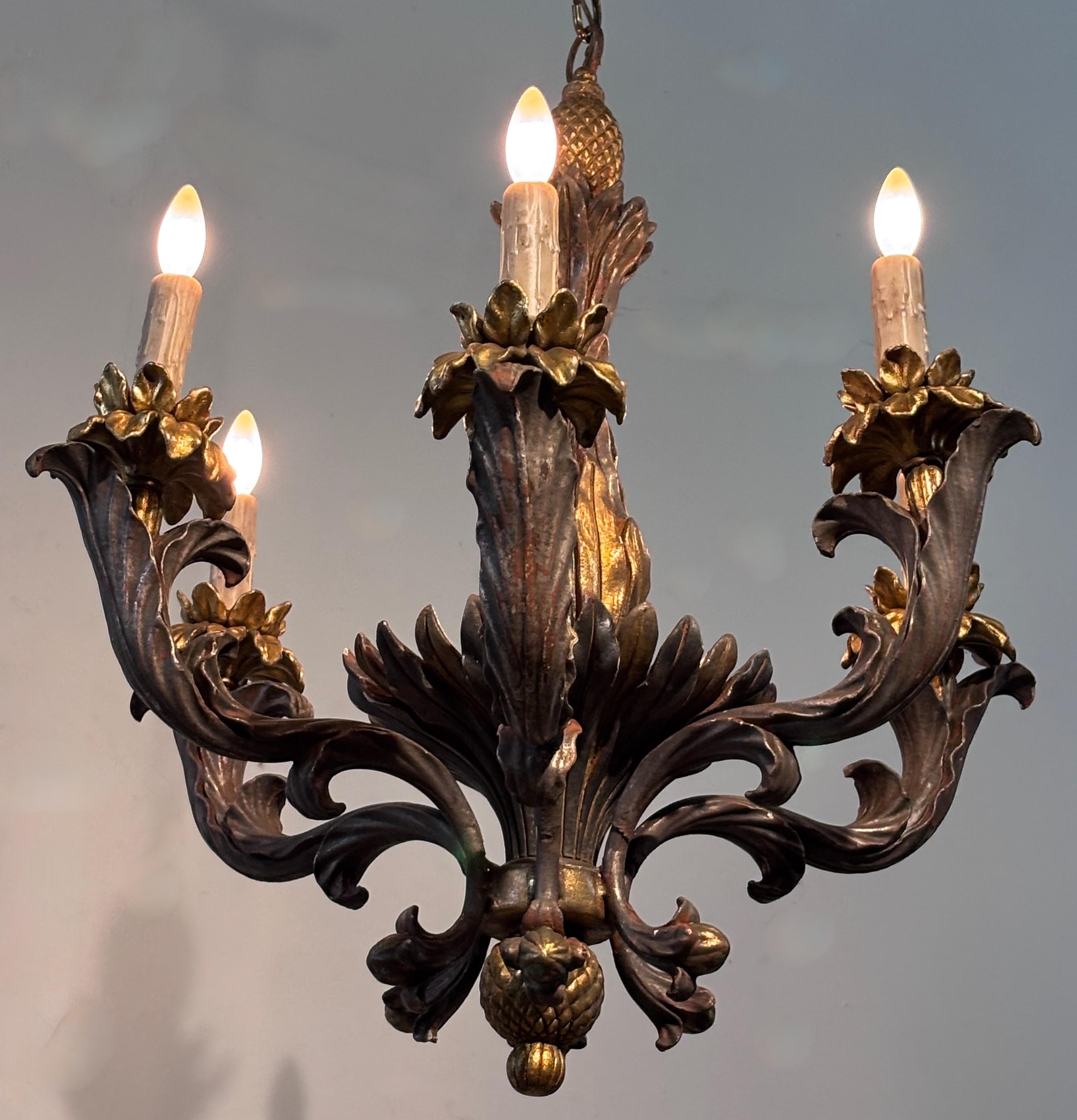 Italian Rococo Style Gilt Wood Light Fixture in vendita 2