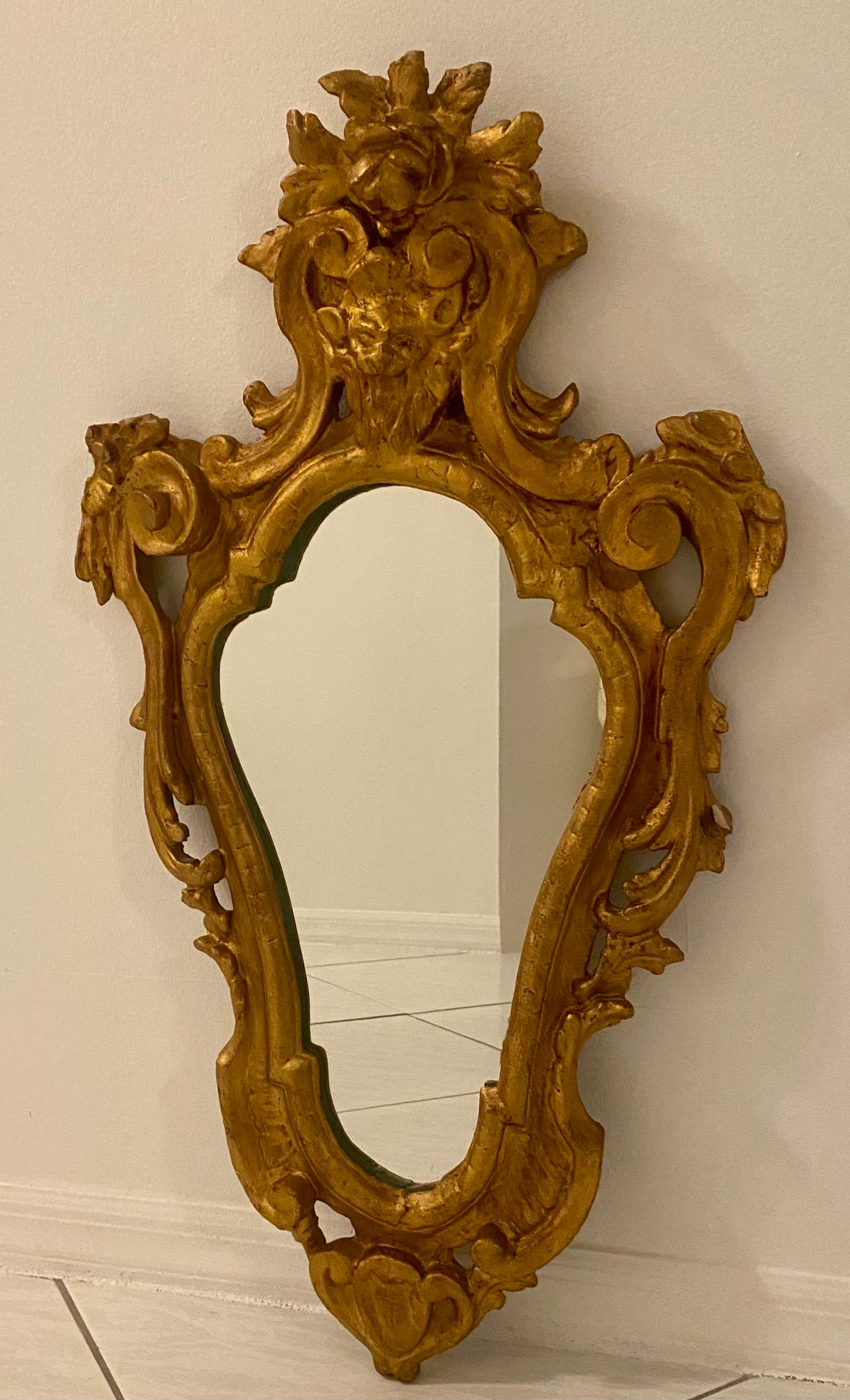 Rococo Miroir italien de style rococo en bois doré  en vente