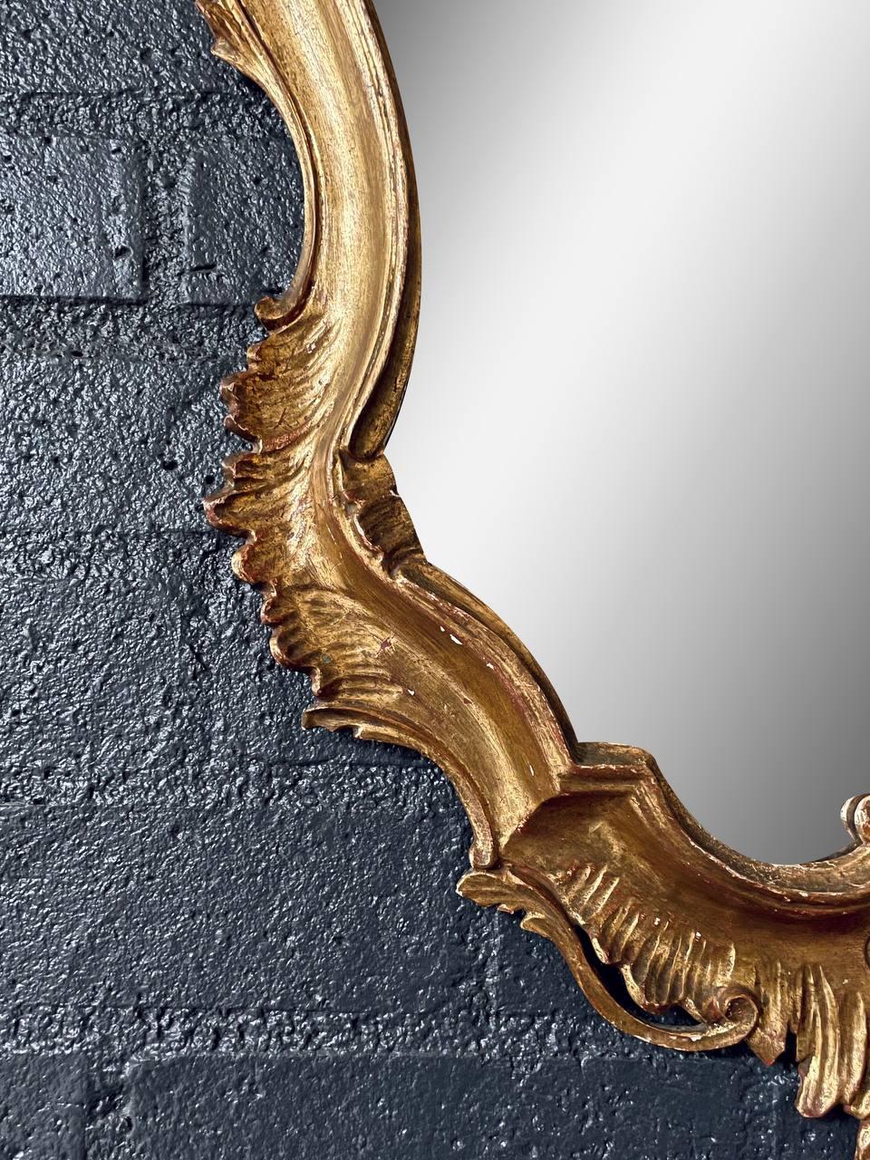 Miroir en bois doré de style rococo italien avec feuilles d'acanthe sculptées en vente 5