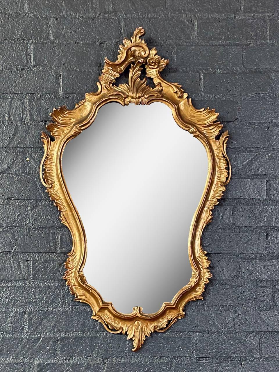 Condit : Condition Vintage Originale
MATERIAL : Bois doré, verre miroir original
Style : Rococo italien

Ce miroir orné en bois doré italien incarne les courbes gracieuses et les détails somptueux caractéristiques du design rococo. Sculpté à la main