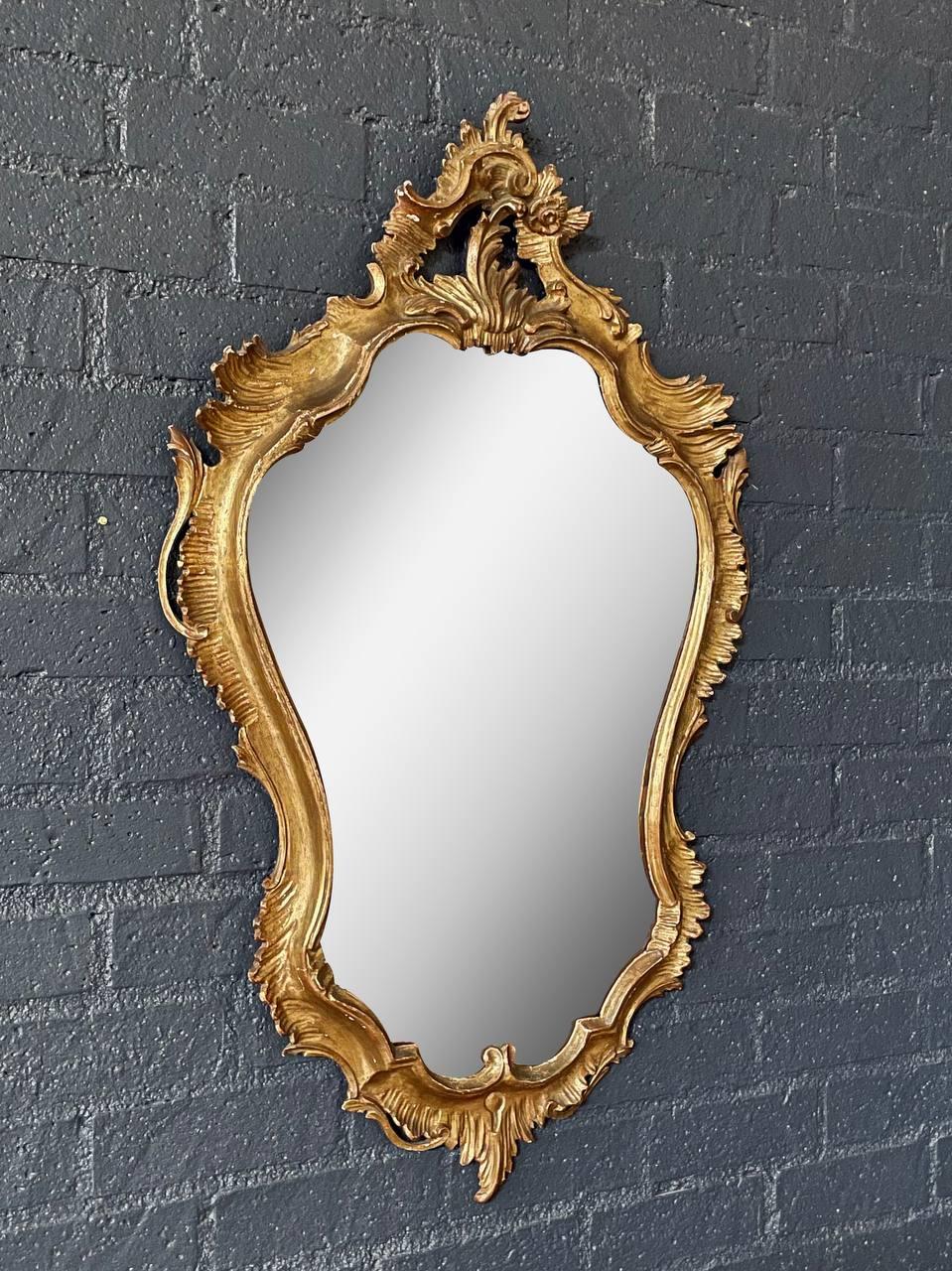 Rococo Miroir en bois doré de style rococo italien avec feuilles d'acanthe sculptées en vente
