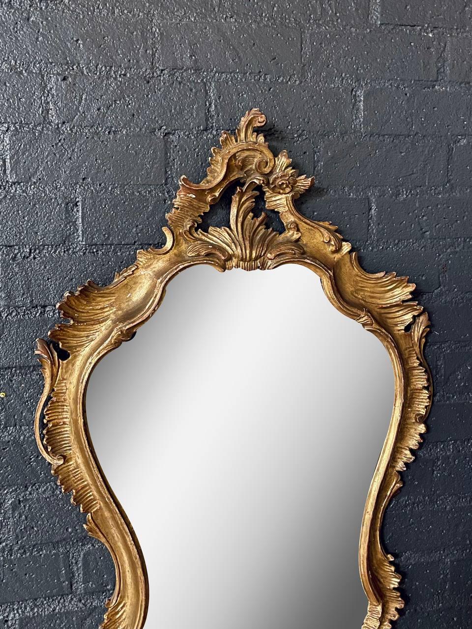 Miroir en bois doré de style rococo italien avec feuilles d'acanthe sculptées Bon état - En vente à Los Angeles, CA