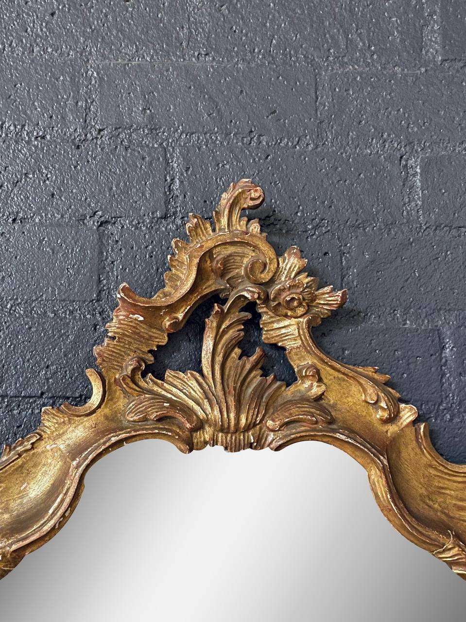 Milieu du XXe siècle Miroir en bois doré de style rococo italien avec feuilles d'acanthe sculptées en vente