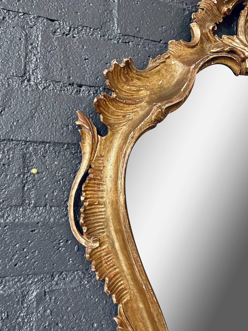 Miroir en bois doré de style rococo italien avec feuilles d'acanthe sculptées en vente 1