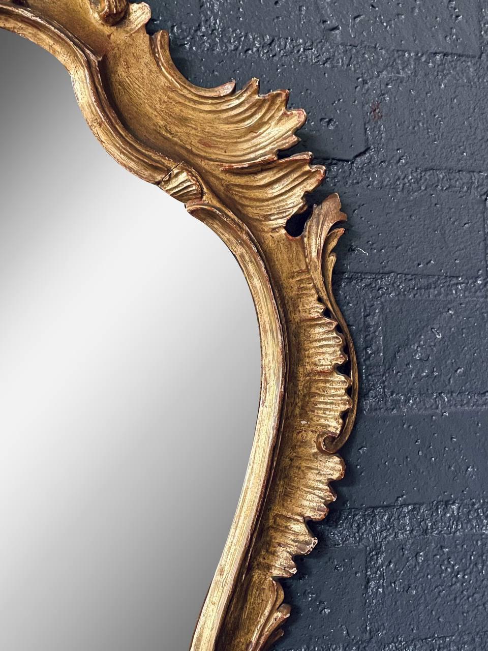Miroir en bois doré de style rococo italien avec feuilles d'acanthe sculptées en vente 2