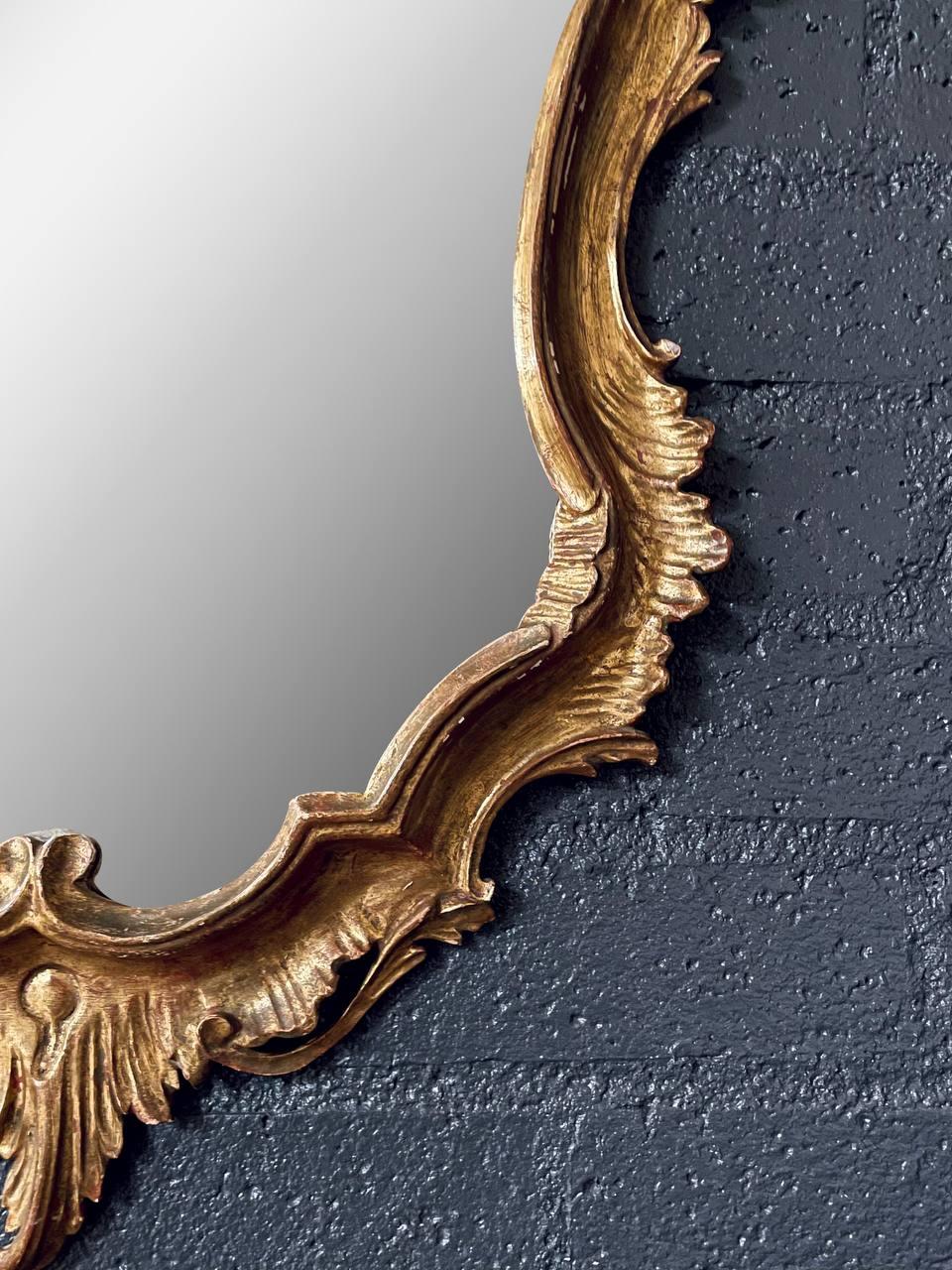 Miroir en bois doré de style rococo italien avec feuilles d'acanthe sculptées en vente 3
