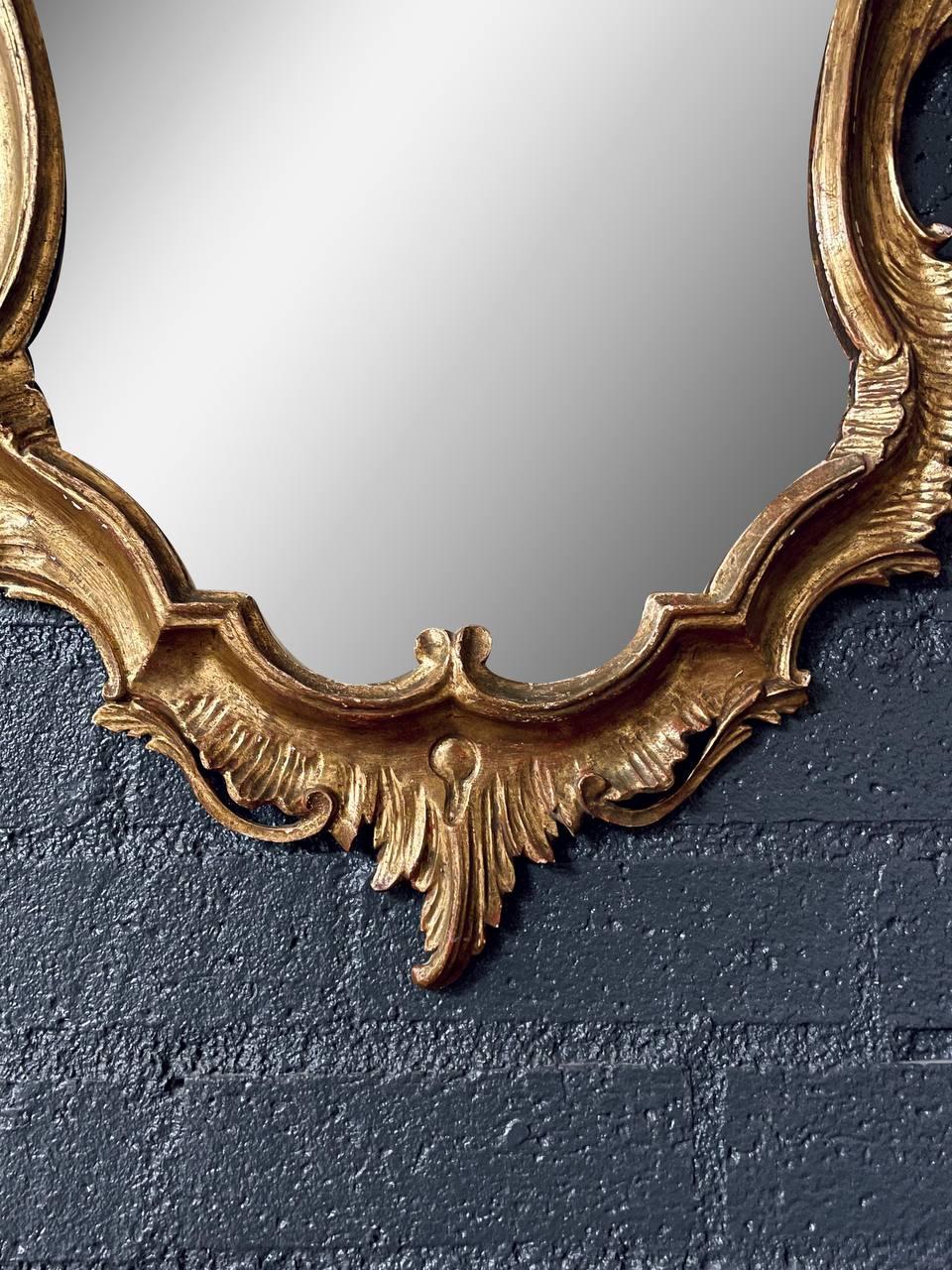 Miroir en bois doré de style rococo italien avec feuilles d'acanthe sculptées en vente 4