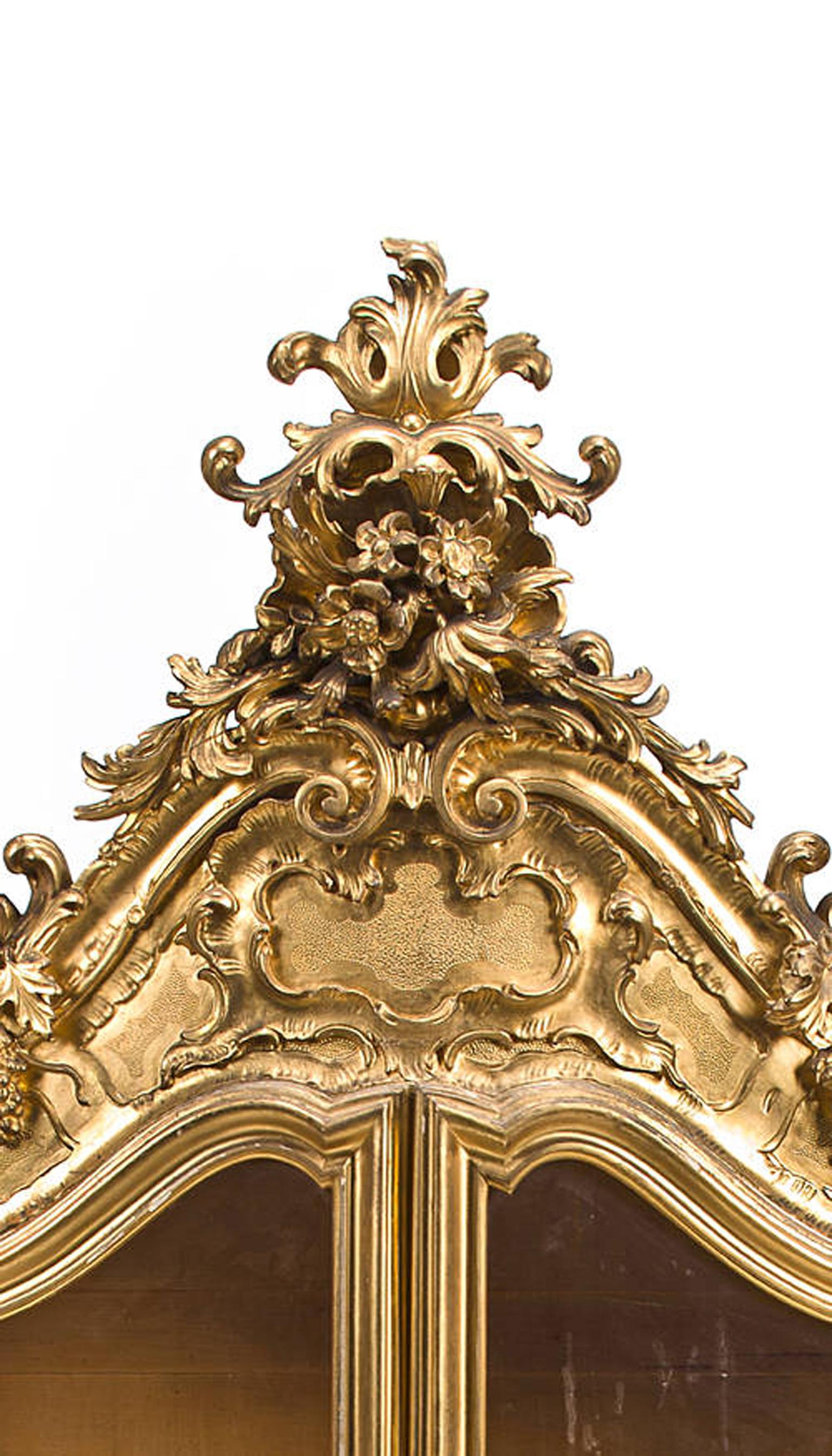 Hand-Carved Italian Rococo Style Giltwood Vitrine Cabinet, 19th Century