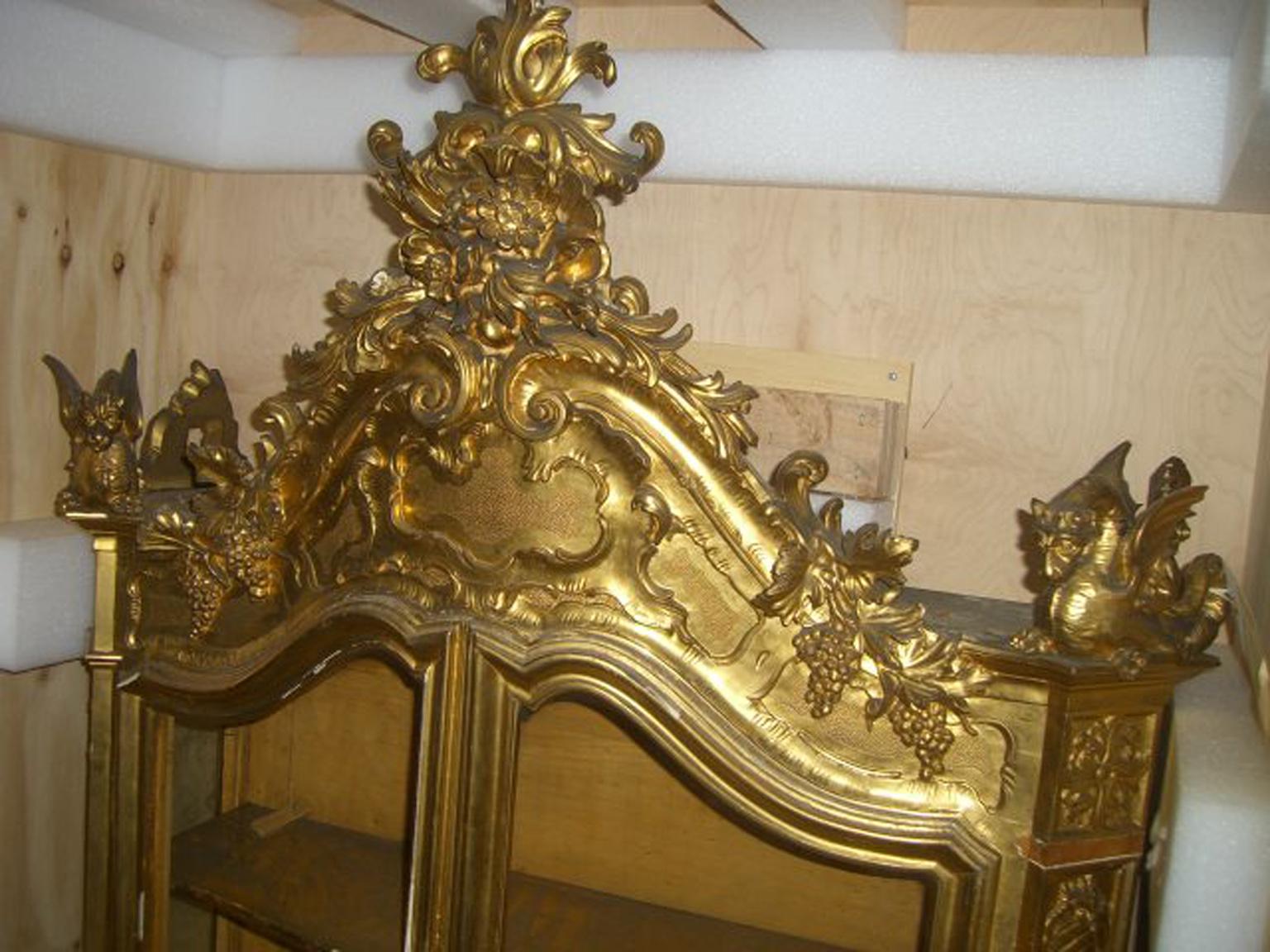 Italian Rococo Style Giltwood Vitrine Cabinet, 19th Century 1