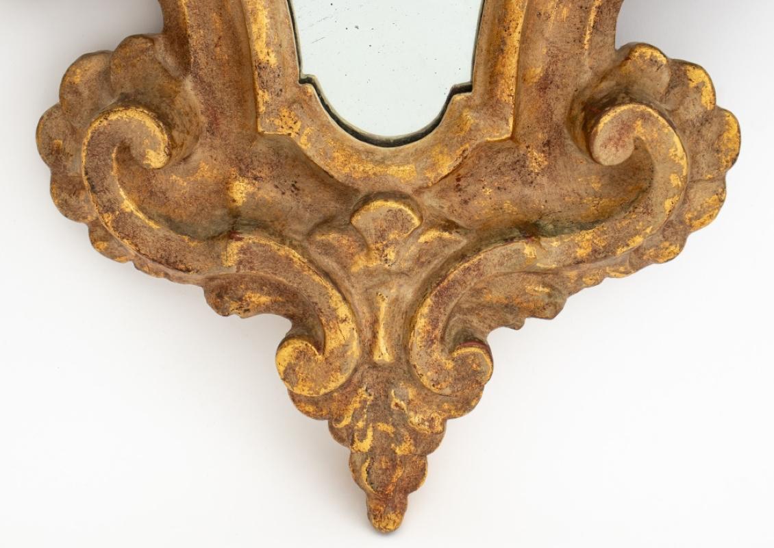 Rococo Miroir mural en bois doré de style rococo italien en vente