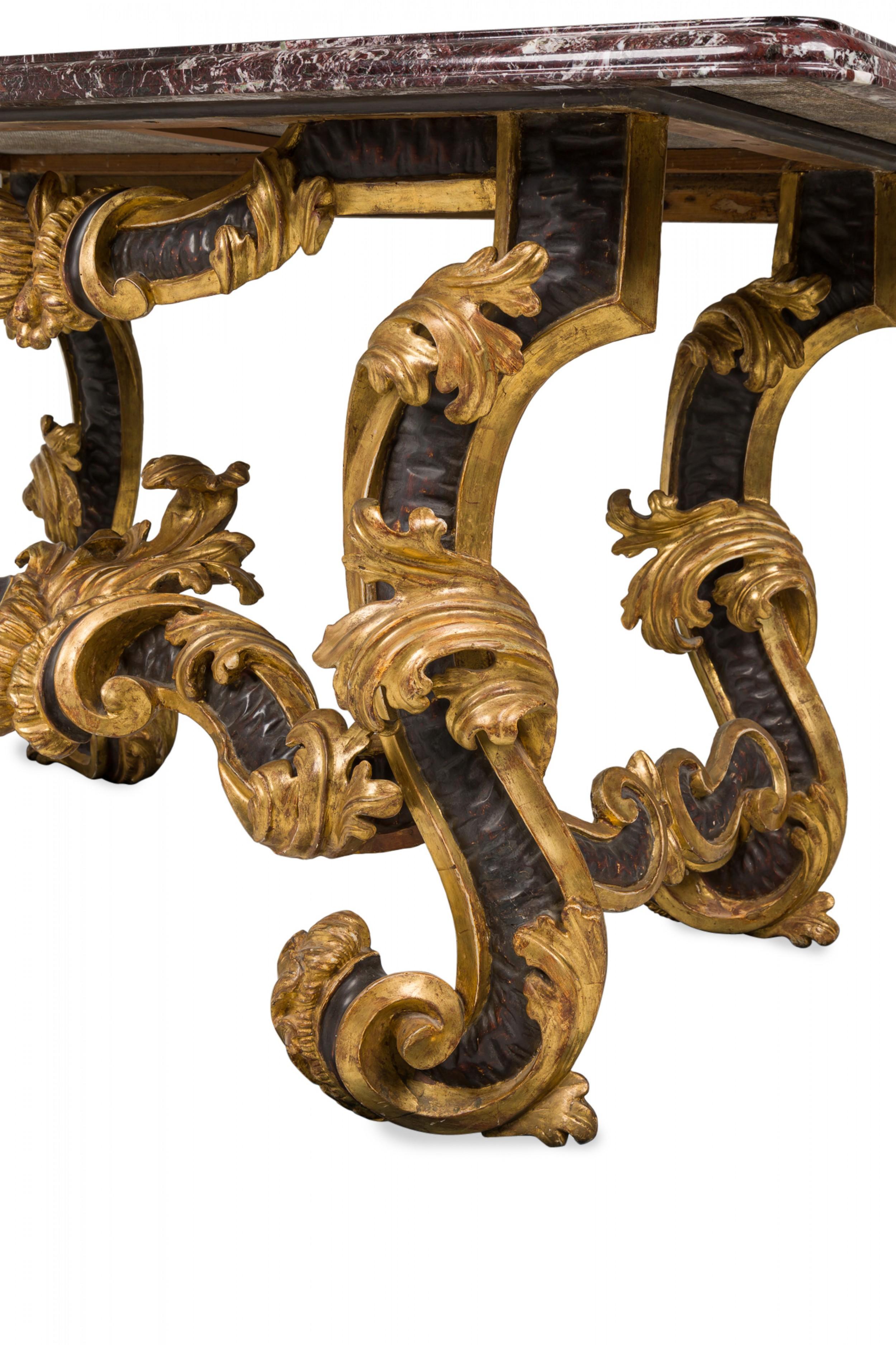 Marbre Conso italien de style rococo en bois doré vert et marbre bourgogne foncé à motif de volutes en vente