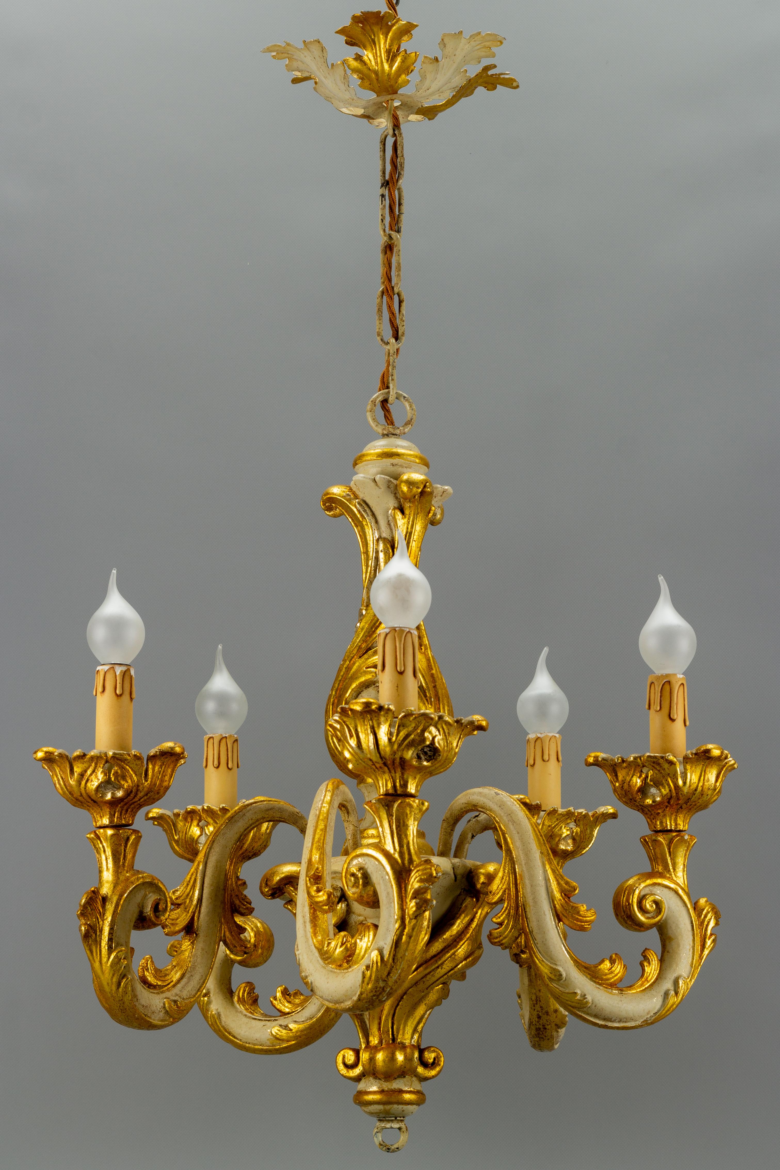 Italian Rococo Style Grey and Golden Patinated Five-Light Chandelier In Good Condition In Barntrup, DE