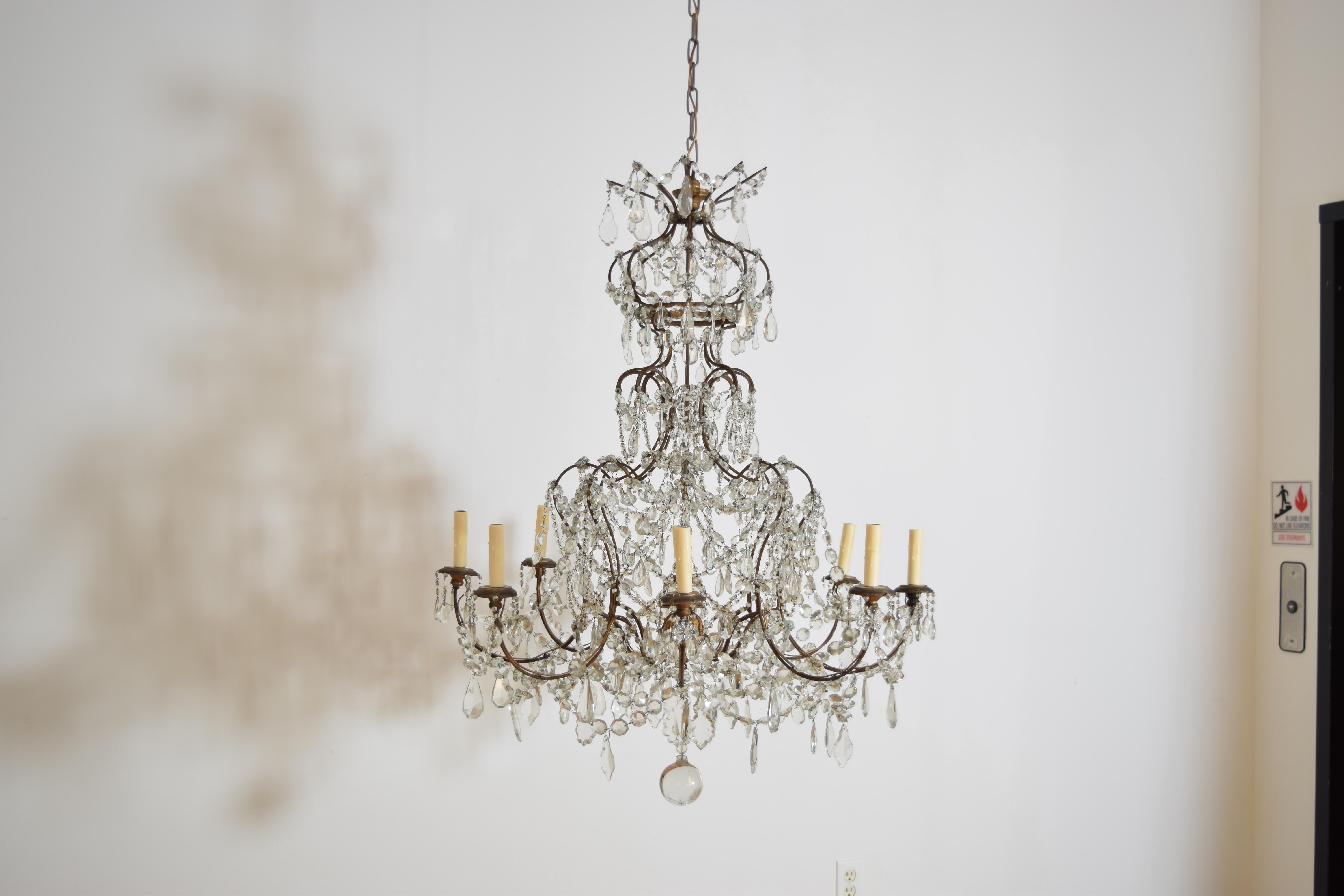 Rococò Lampadario a 8 luci in ferro, legno dorato e vetro in stile rococò italiano, metà del XIX secolo. in vendita