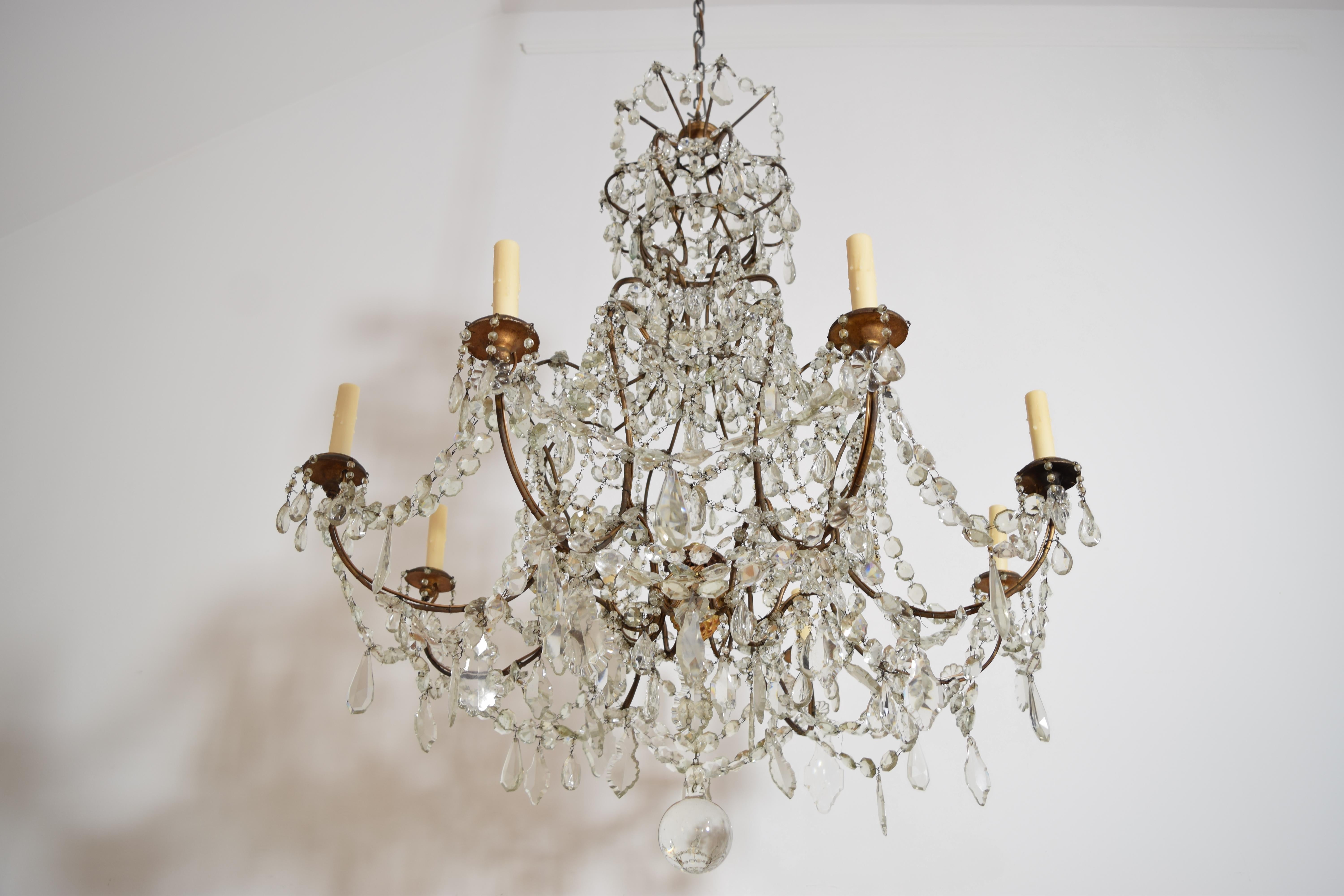 Italiano Lampadario a 8 luci in ferro, legno dorato e vetro in stile rococò italiano, metà del XIX secolo. in vendita