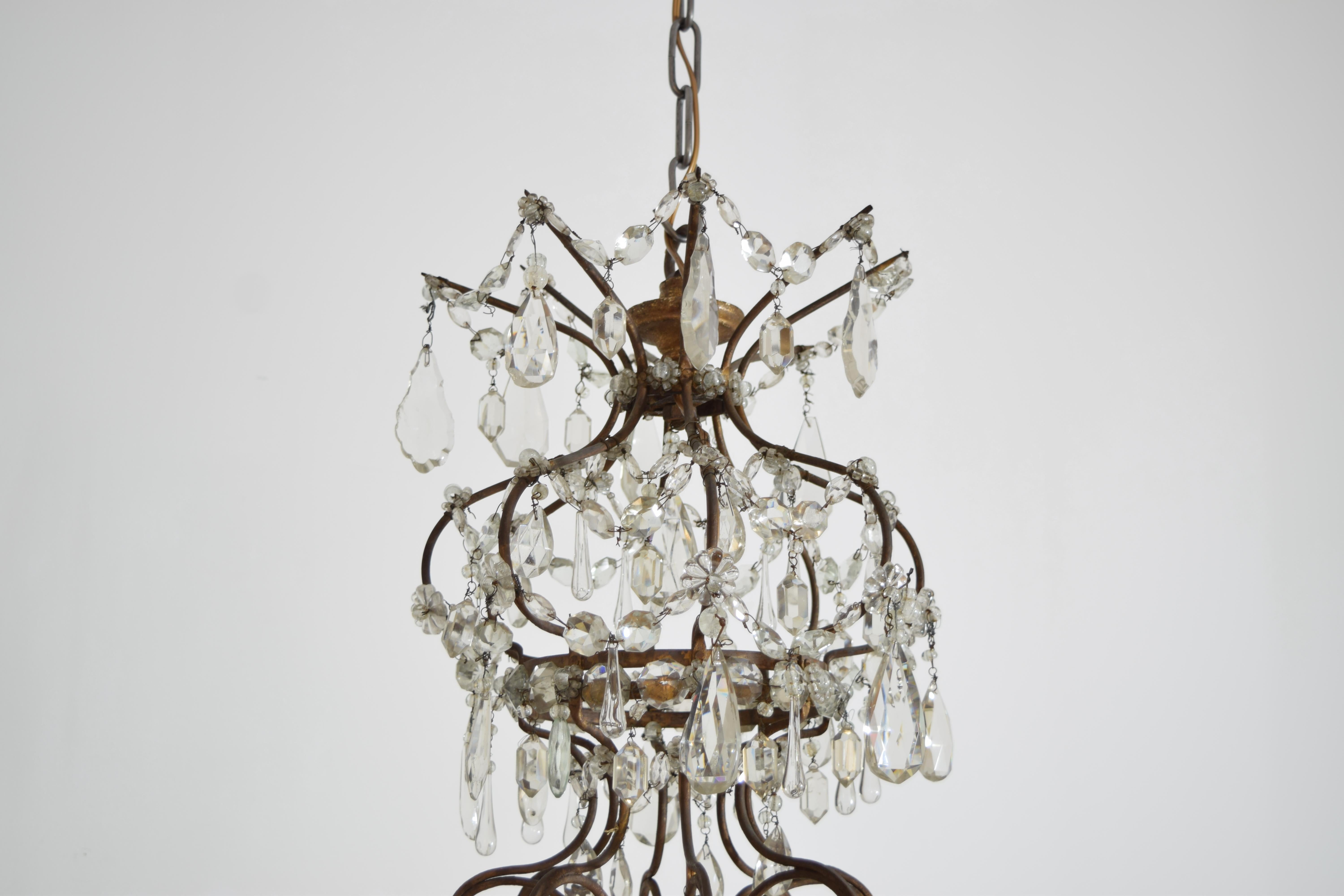 Lampadario a 8 luci in ferro, legno dorato e vetro in stile rococò italiano, metà del XIX secolo. In condizioni buone in vendita a Atlanta, GA