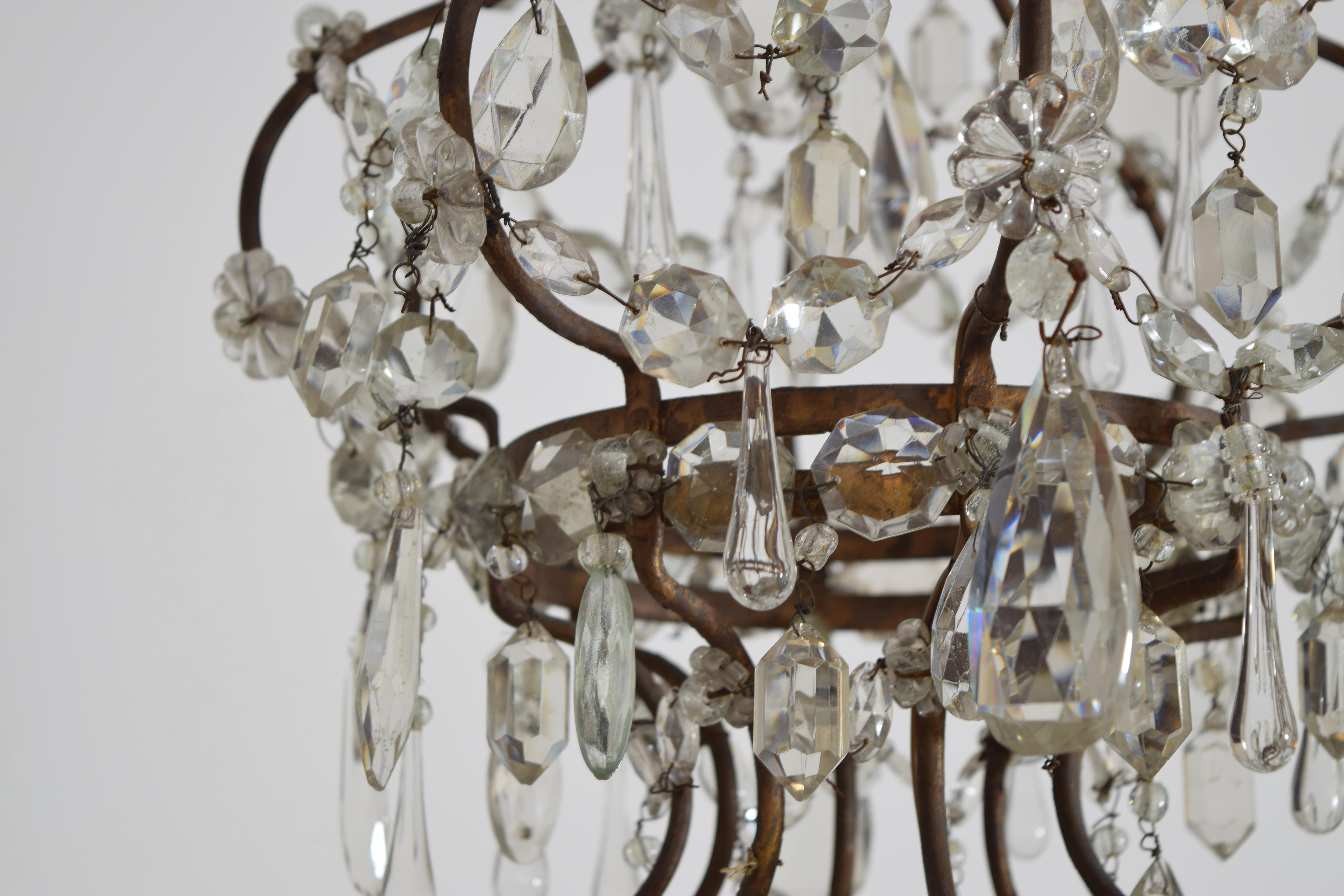 Vetro Lampadario a 8 luci in ferro, legno dorato e vetro in stile rococò italiano, metà del XIX secolo. in vendita