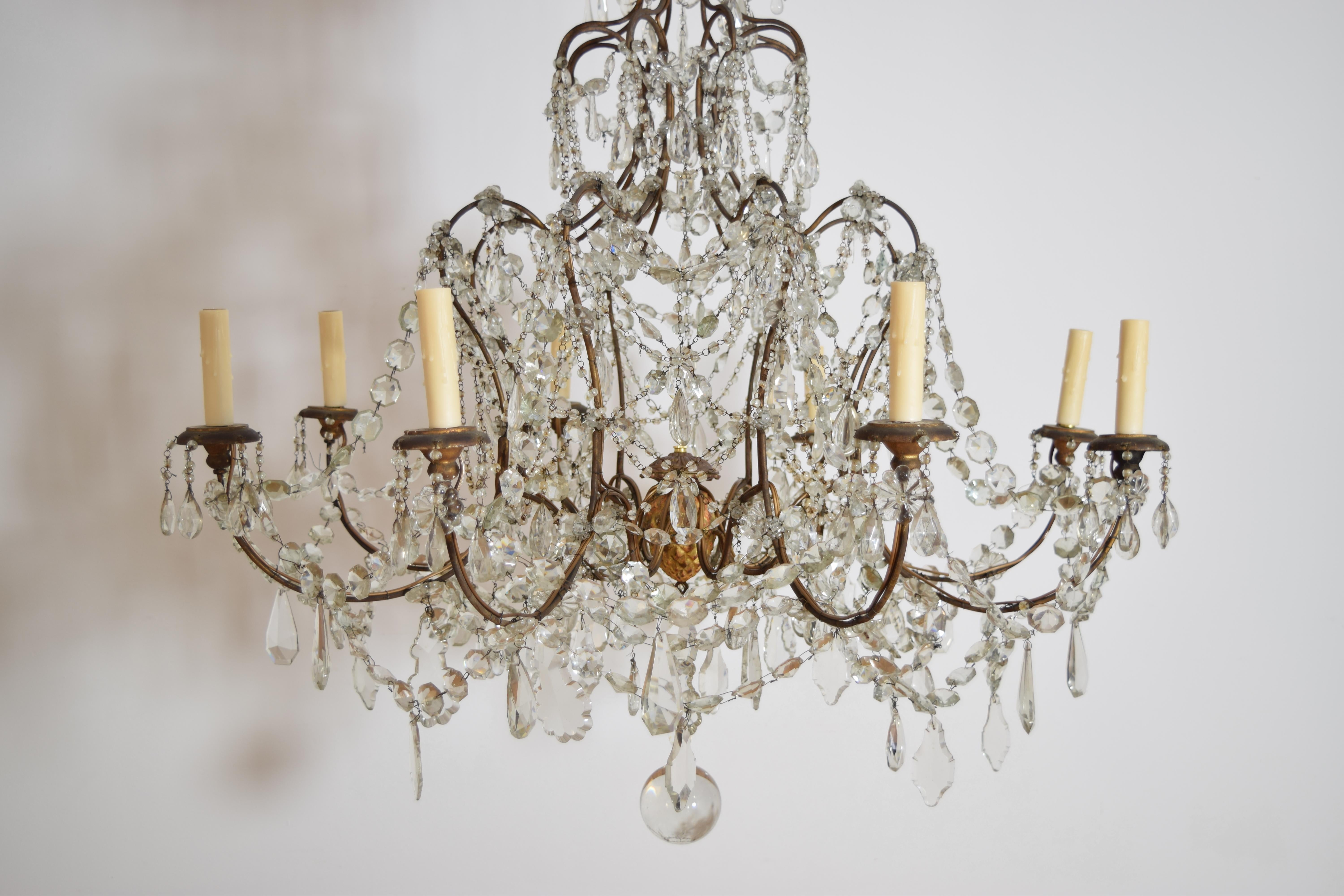 Lampadario a 8 luci in ferro, legno dorato e vetro in stile rococò italiano, metà del XIX secolo. in vendita 1