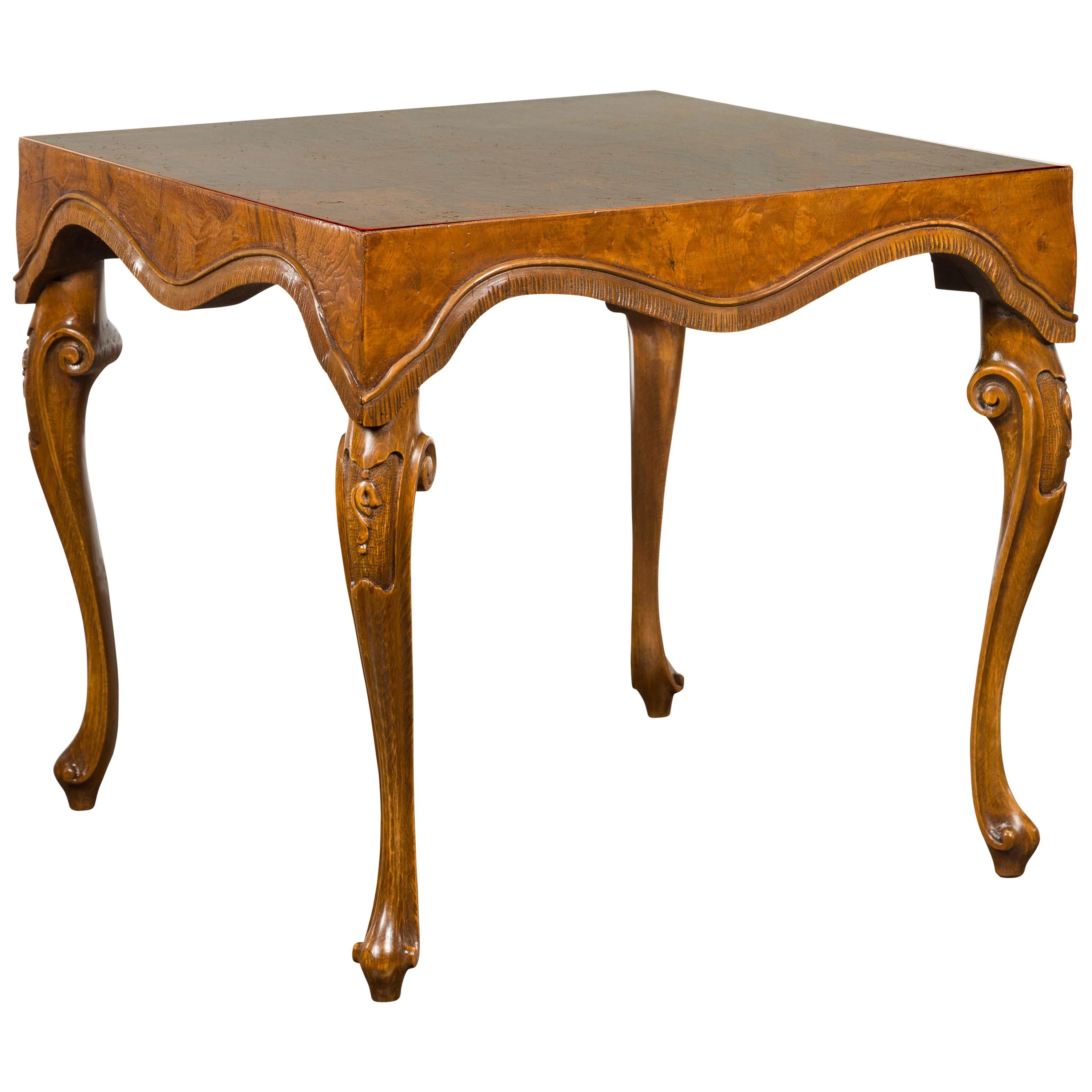 Italienischer Rokoko-Tisch aus Nussbaum und Olivenholz im Mid-Century-Stil mit Cabriole-Beinen