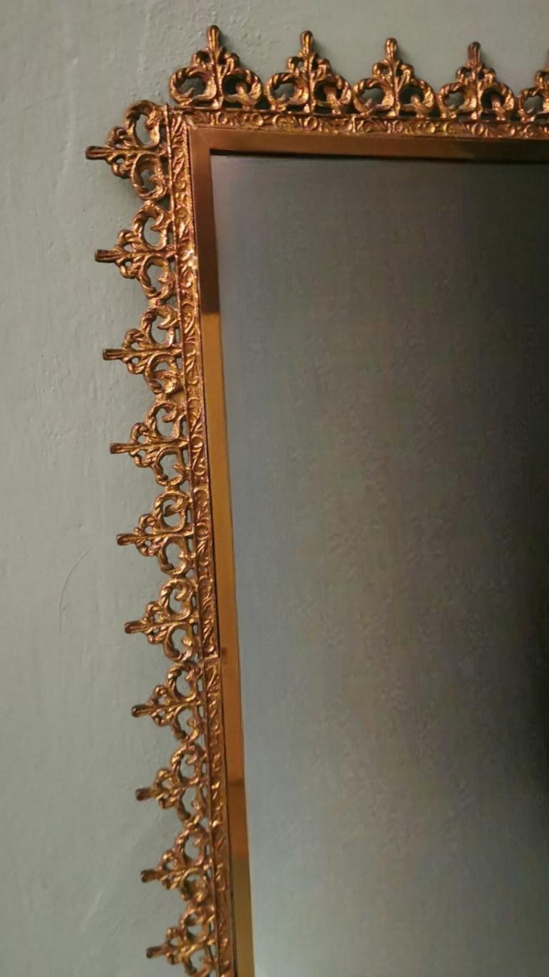 Miroir italien de style rococo avec bordure en laiton doré en vente 4