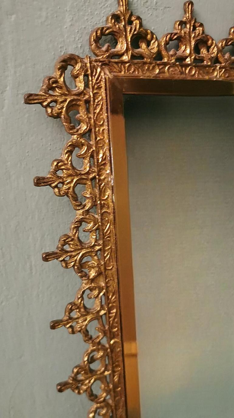 Miroir italien de style rococo avec bordure en laiton doré en vente 5