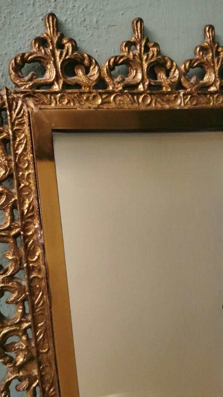 Miroir italien de style rococo avec bordure en laiton doré en vente 6