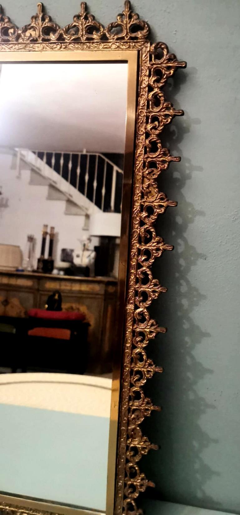 Miroir italien de style rococo avec bordure en laiton doré en vente 7