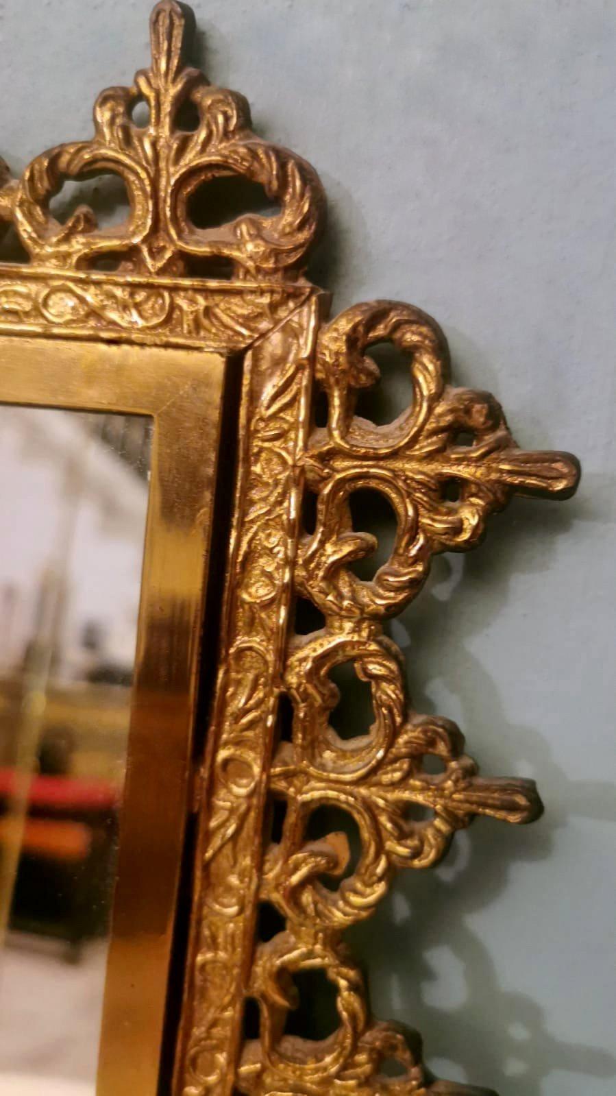 Miroir italien de style rococo avec bordure en laiton doré en vente 8