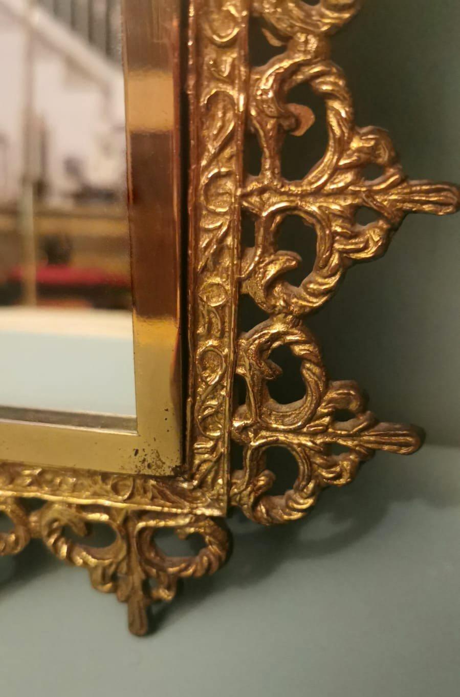 Miroir italien de style rococo avec bordure en laiton doré en vente 9