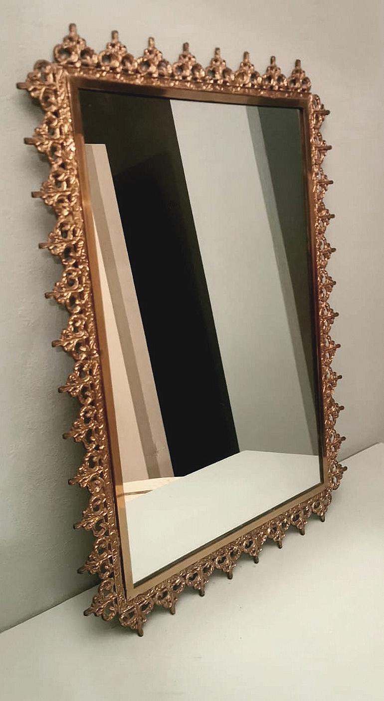 Miroir italien de style rococo avec bordure en laiton doré en vente 10