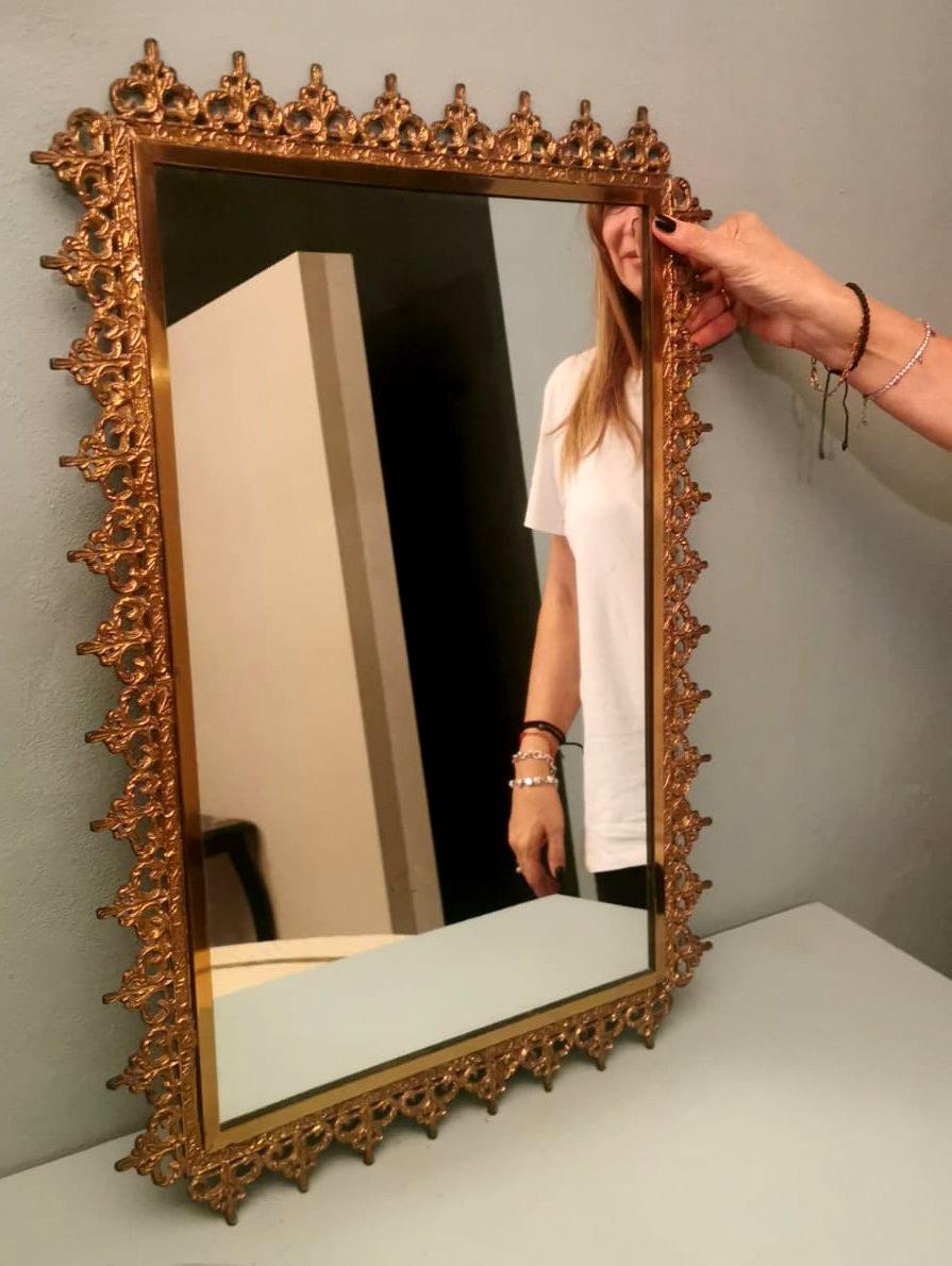 Miroir italien de style rococo avec bordure en laiton doré en vente 12