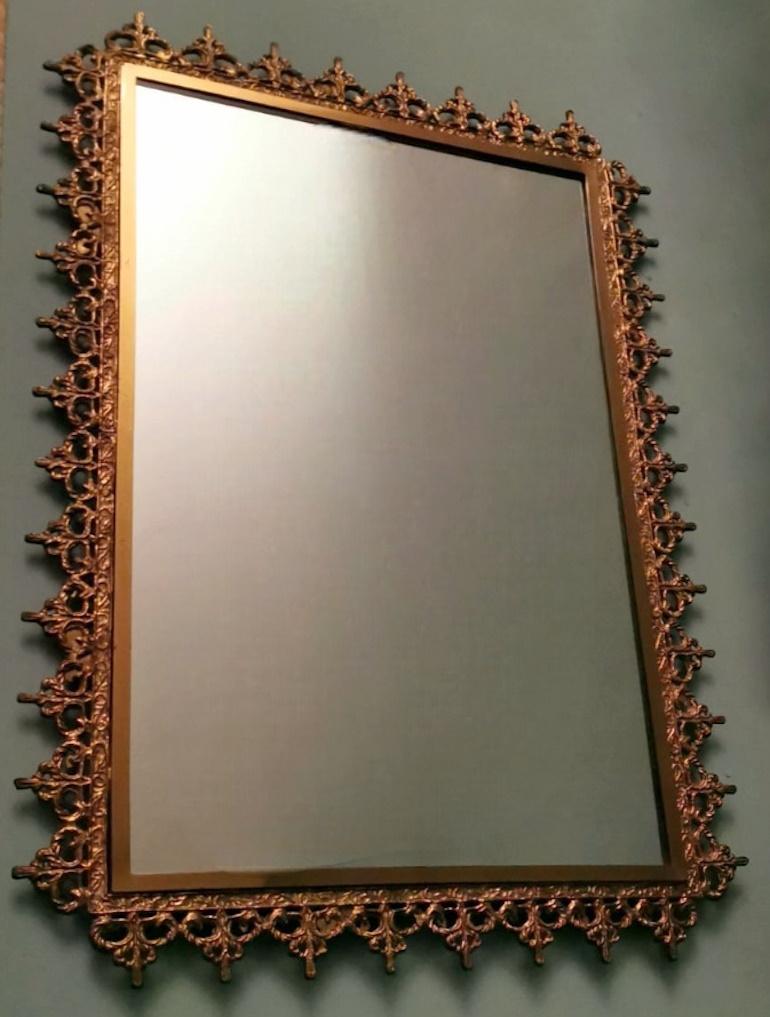 Rococo Miroir italien de style rococo avec bordure en laiton doré en vente