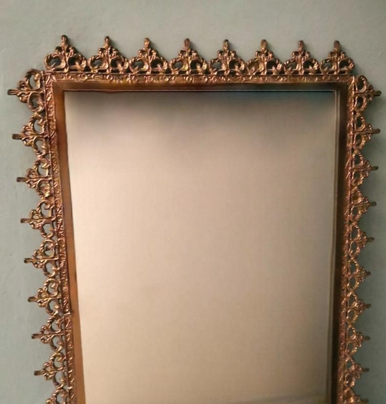 Moulage Miroir italien de style rococo avec bordure en laiton doré en vente
