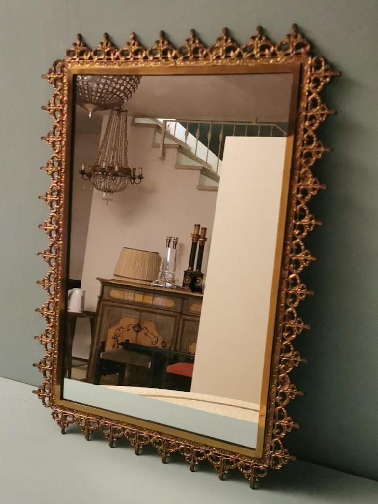 Laiton Miroir italien de style rococo avec bordure en laiton doré en vente