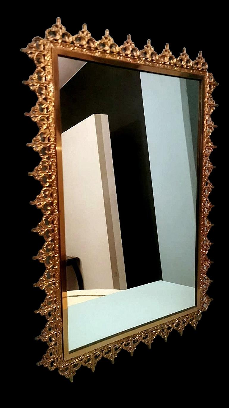 Miroir italien de style rococo avec bordure en laiton doré en vente 1
