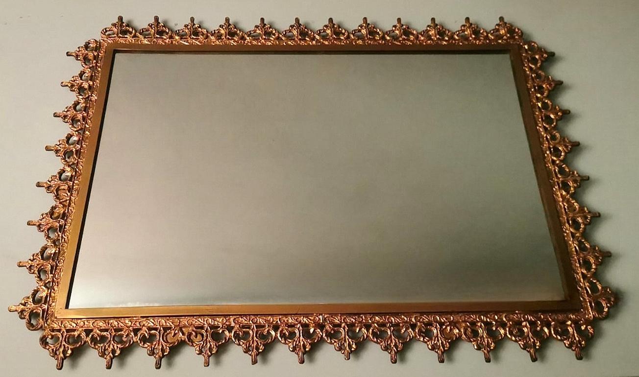 Miroir italien de style rococo avec bordure en laiton doré en vente 2