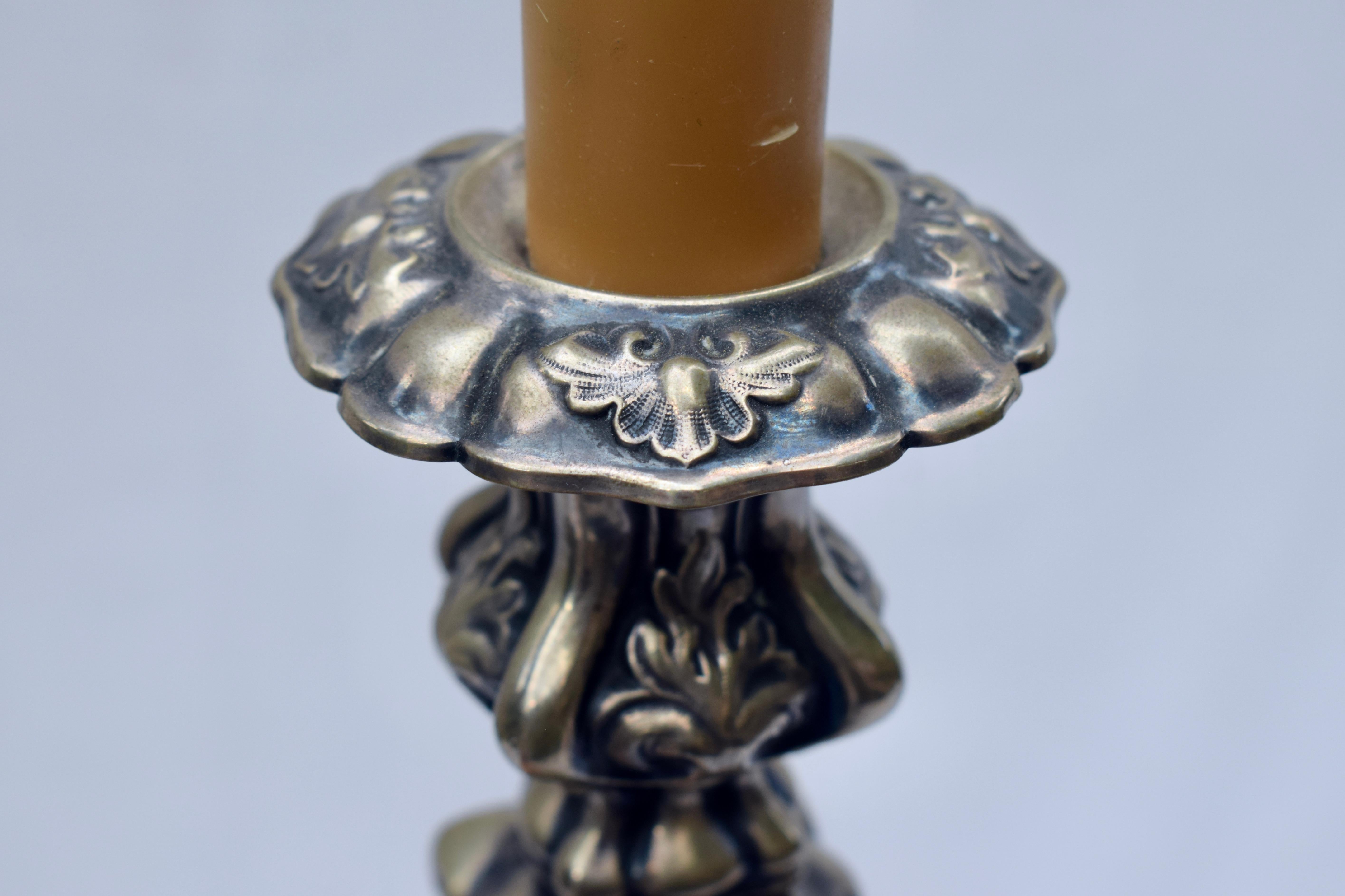 Paire de lampes de table de style rococo italien en métal argenté avec tiges en cire et abat-jour à franges prêts à l'emploi. Une qualité d'héritage exquise avec un poids agréable.