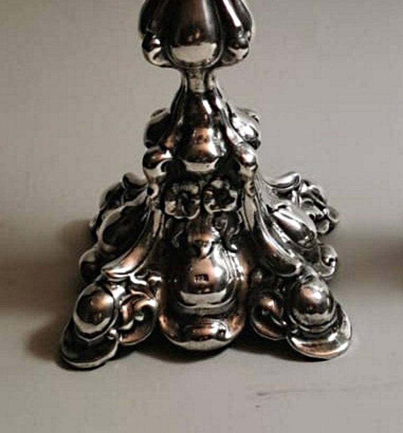 Argent Paire de chandeliers italiens de style rococo en argent en vente