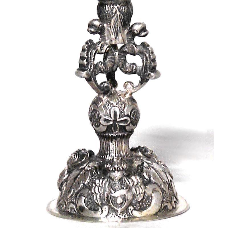 Cáliz italiano de vidrio color rubí de estilo rococó (s. XIX) con base y tapa de plata con remate.