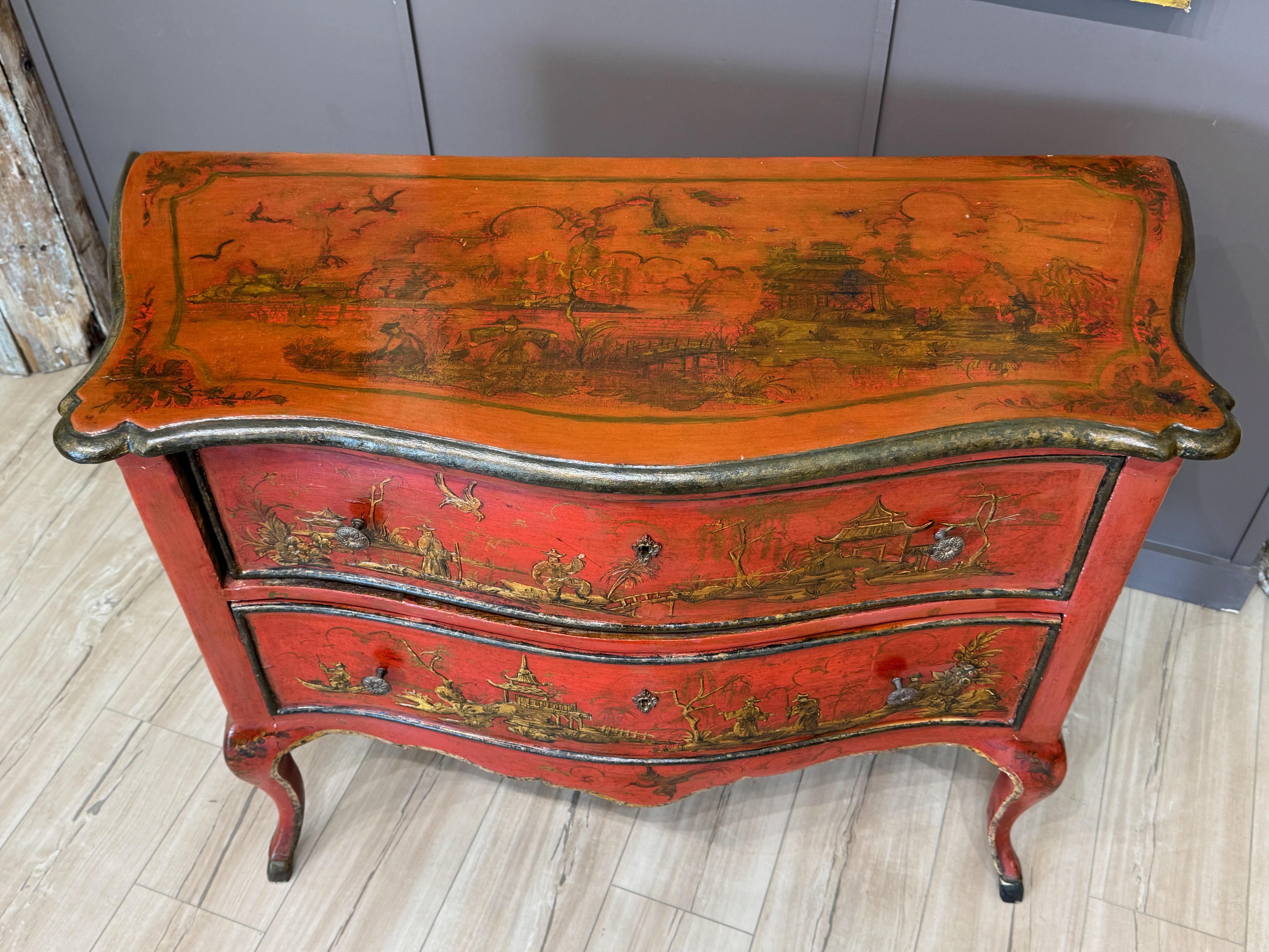 Commode decorato in stile rococò italiano a cineserie scarlatte In condizioni buone in vendita a Charlottesville, VA