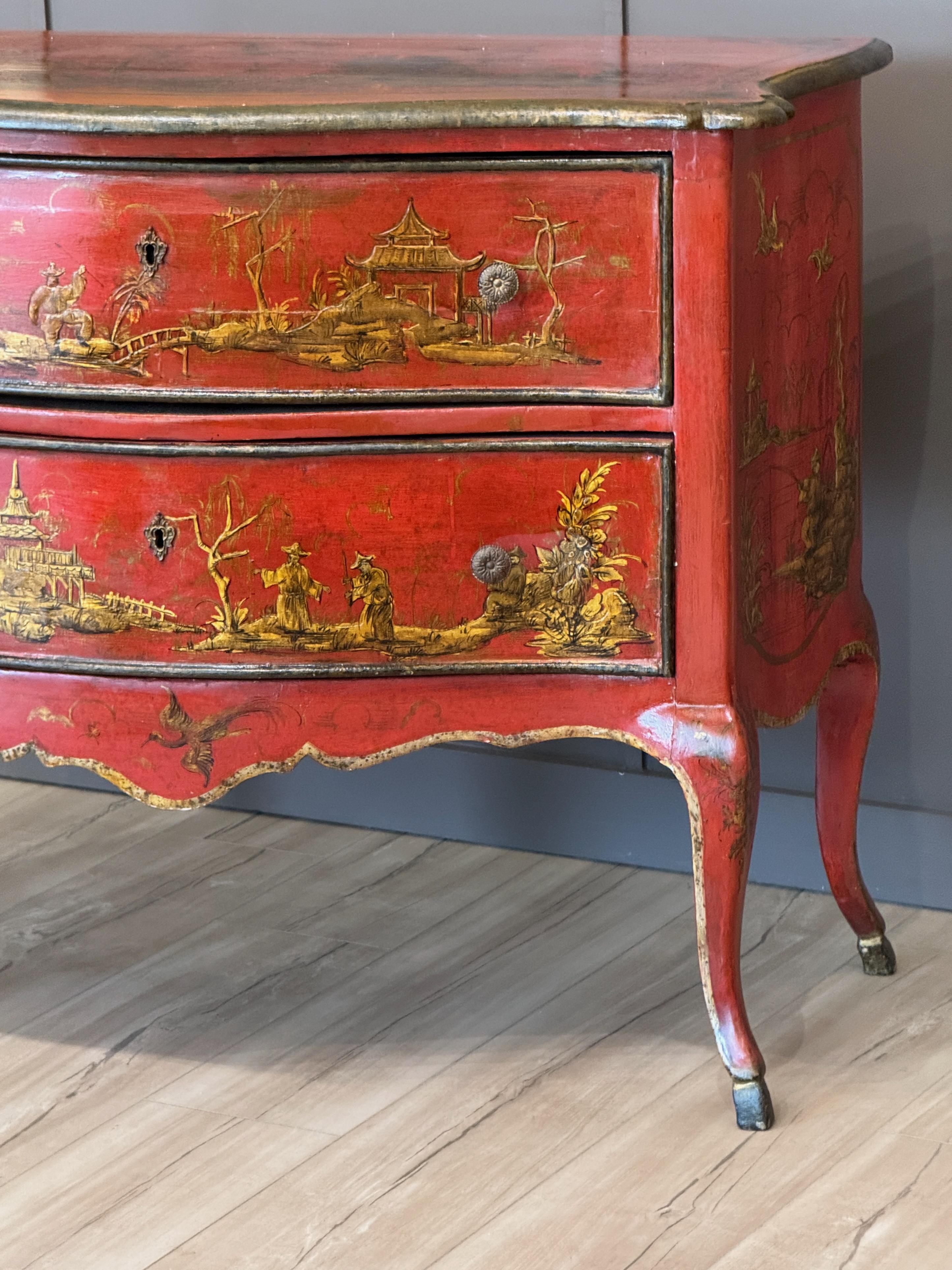 Legno Commode decorato in stile rococò italiano a cineserie scarlatte in vendita