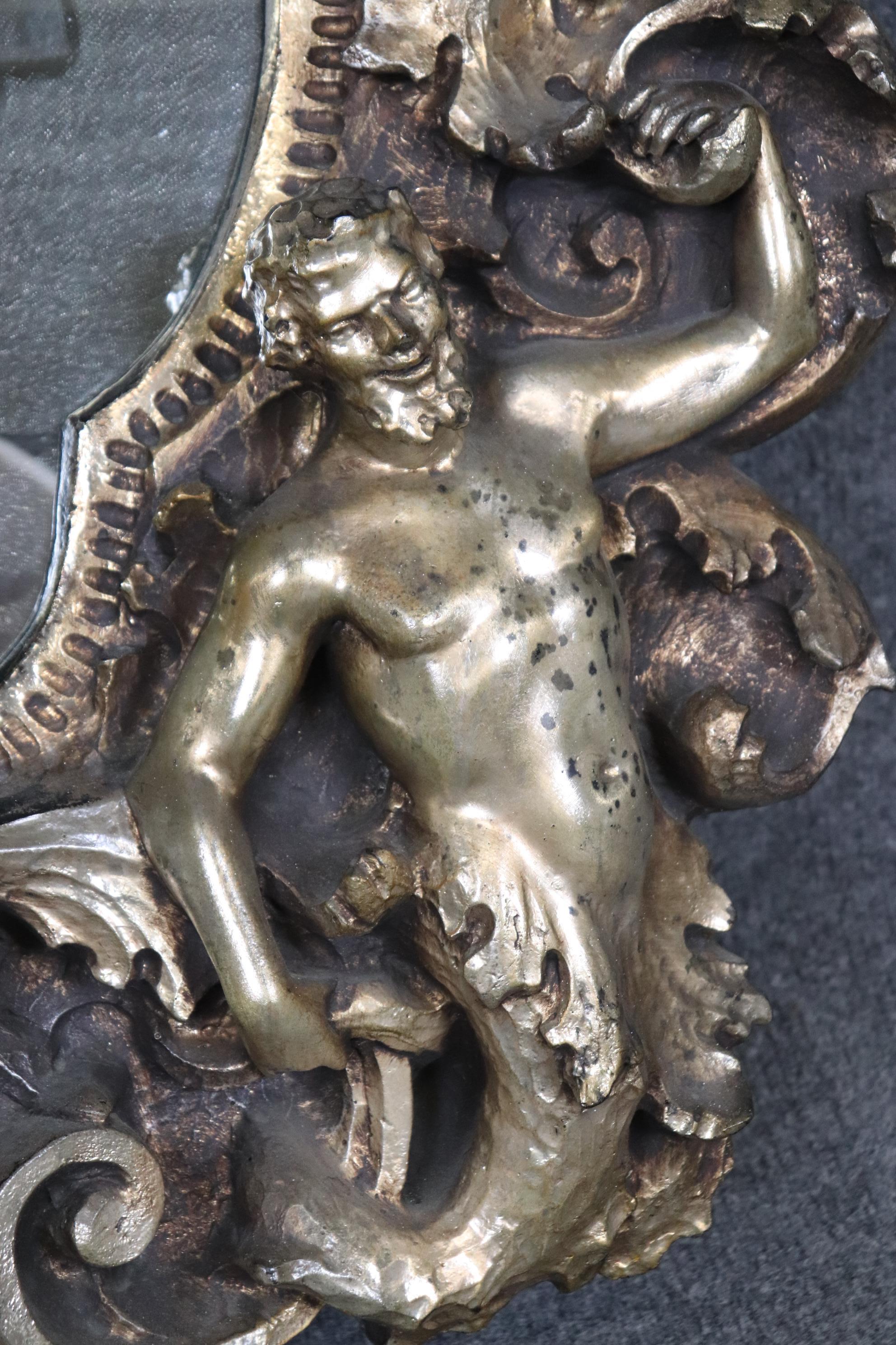 Italienischer Rokoko-Silber vergoldeter Figurenspiegel mit Satyrn, Putten und Figuren im Zustand „Gut“ in Swedesboro, NJ