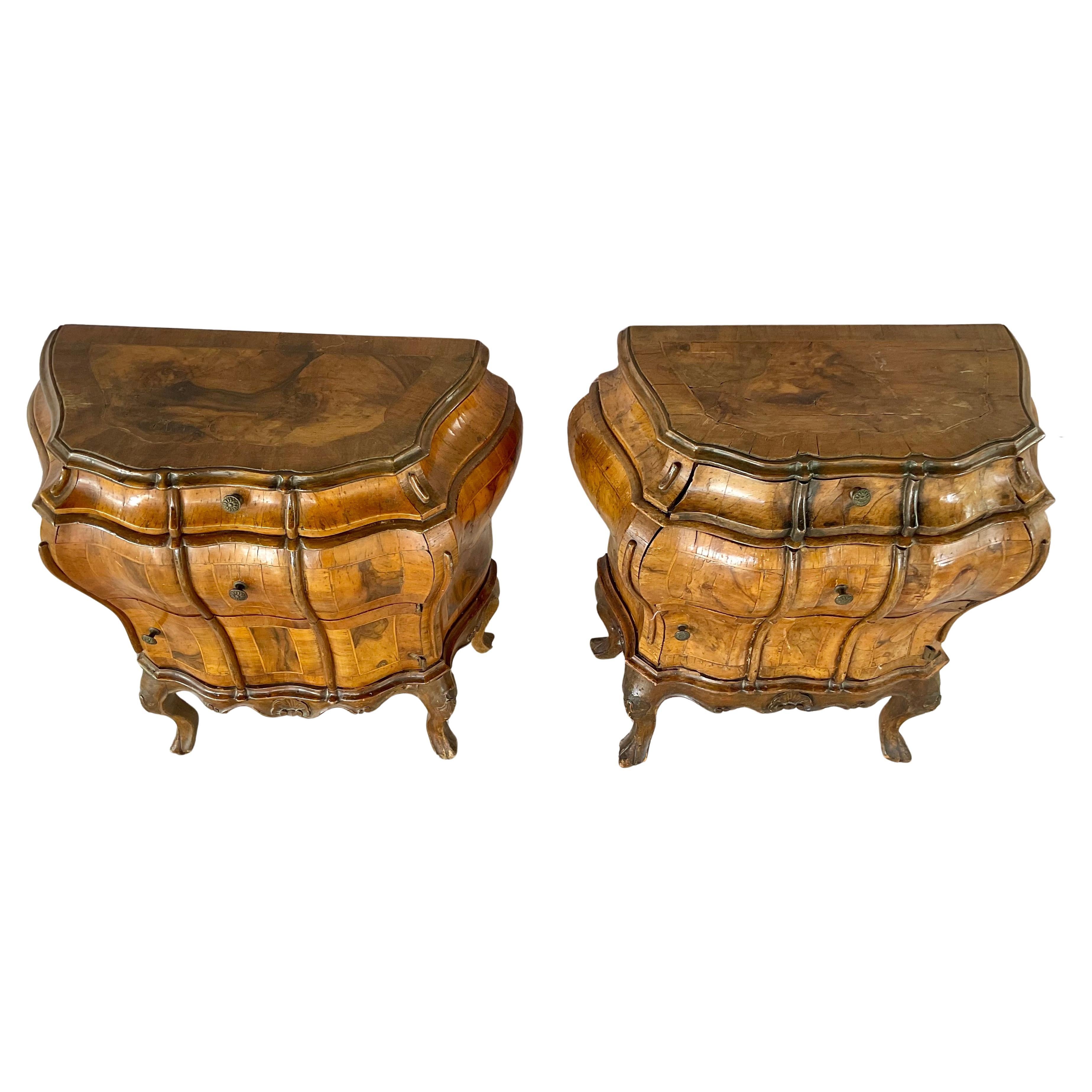 italien Italian Rococo Style Walnut Commodes, A Pair en vente
