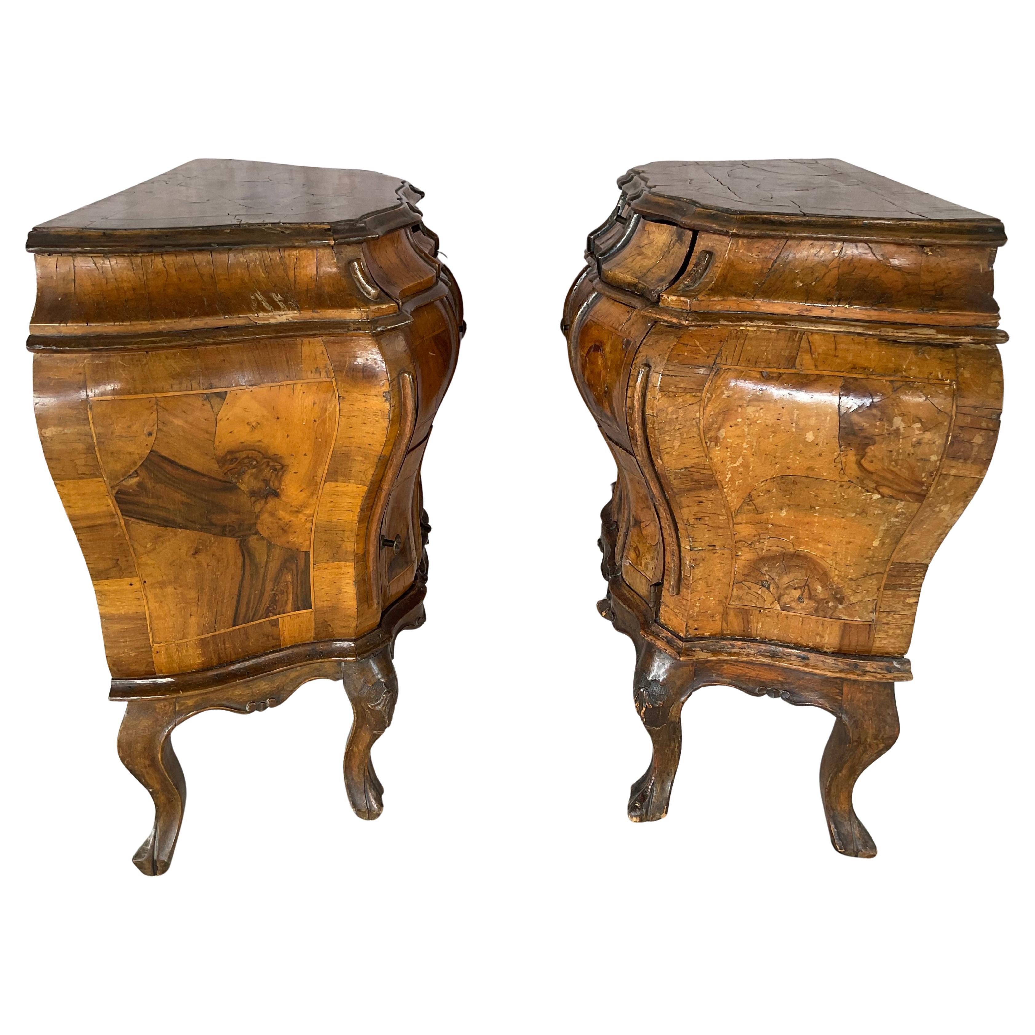 Italian Rococo Style Walnut Commodes, A Pair Bon état - En vente à Bradenton, FL