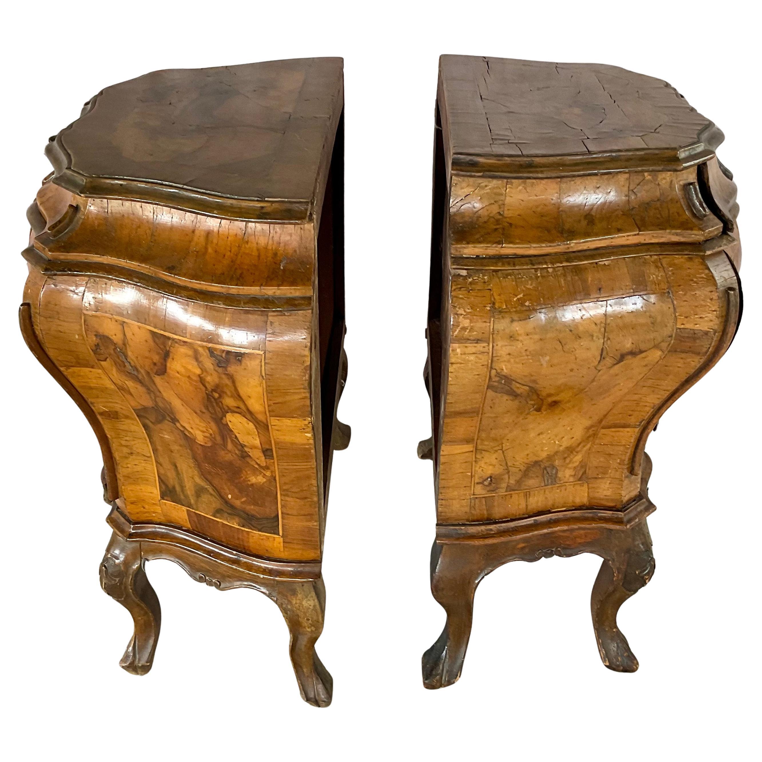 XIXe siècle Italian Rococo Style Walnut Commodes, A Pair en vente