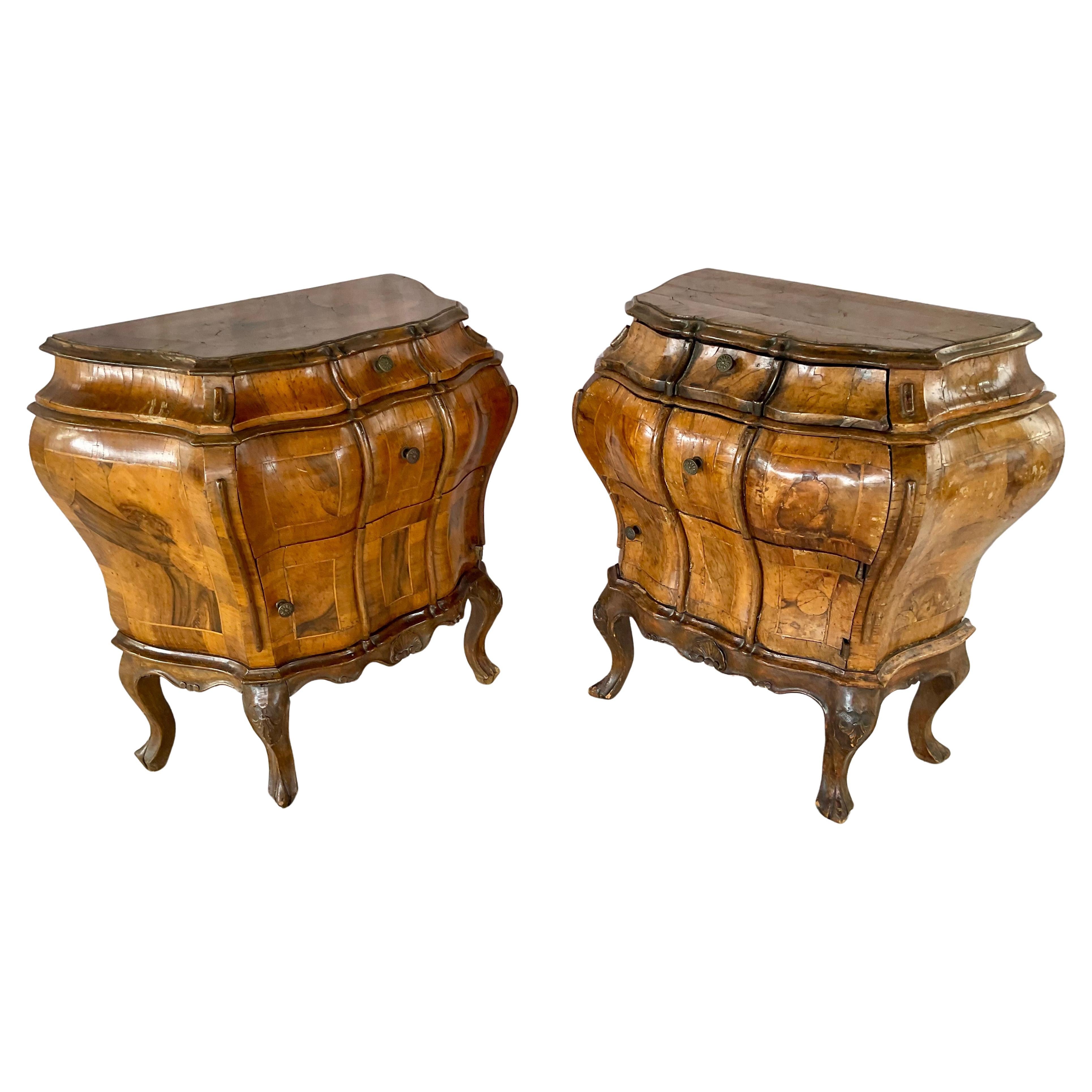 Noyer Italian Rococo Style Walnut Commodes, A Pair en vente
