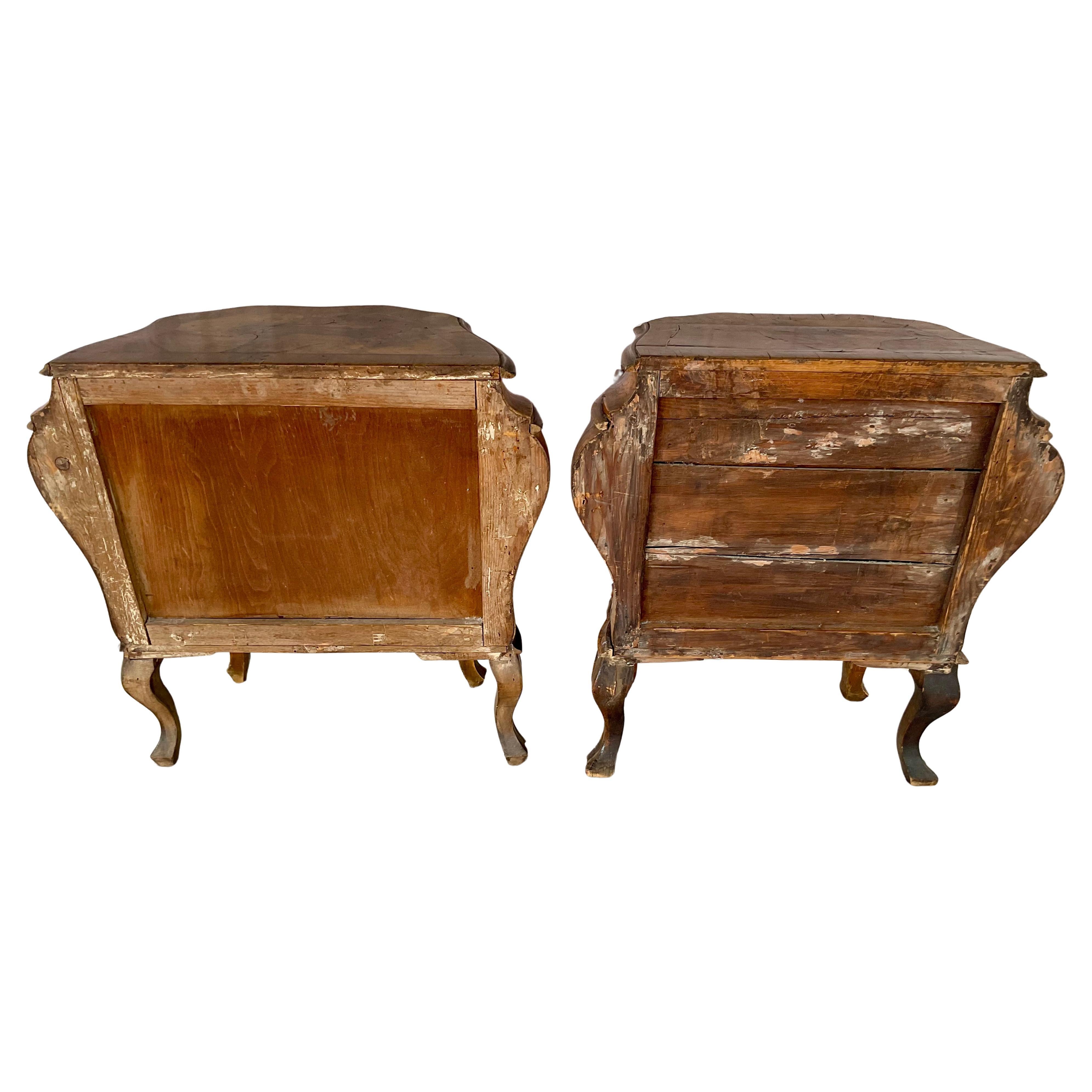 Italian Rococo Style Walnut Commodes, A Pair en vente 1