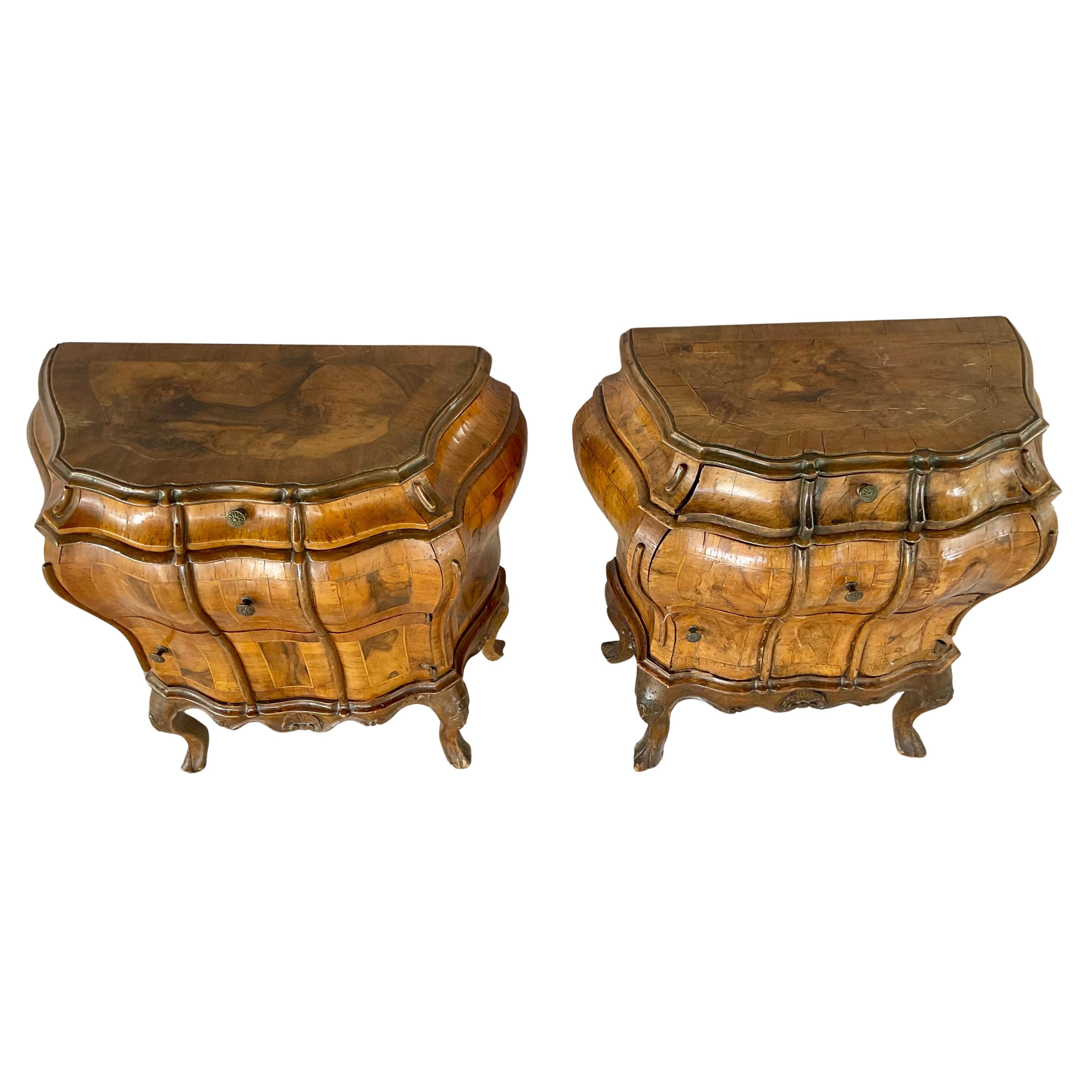 Italian Rococo Style Walnut Commodes, A Pair en vente 2