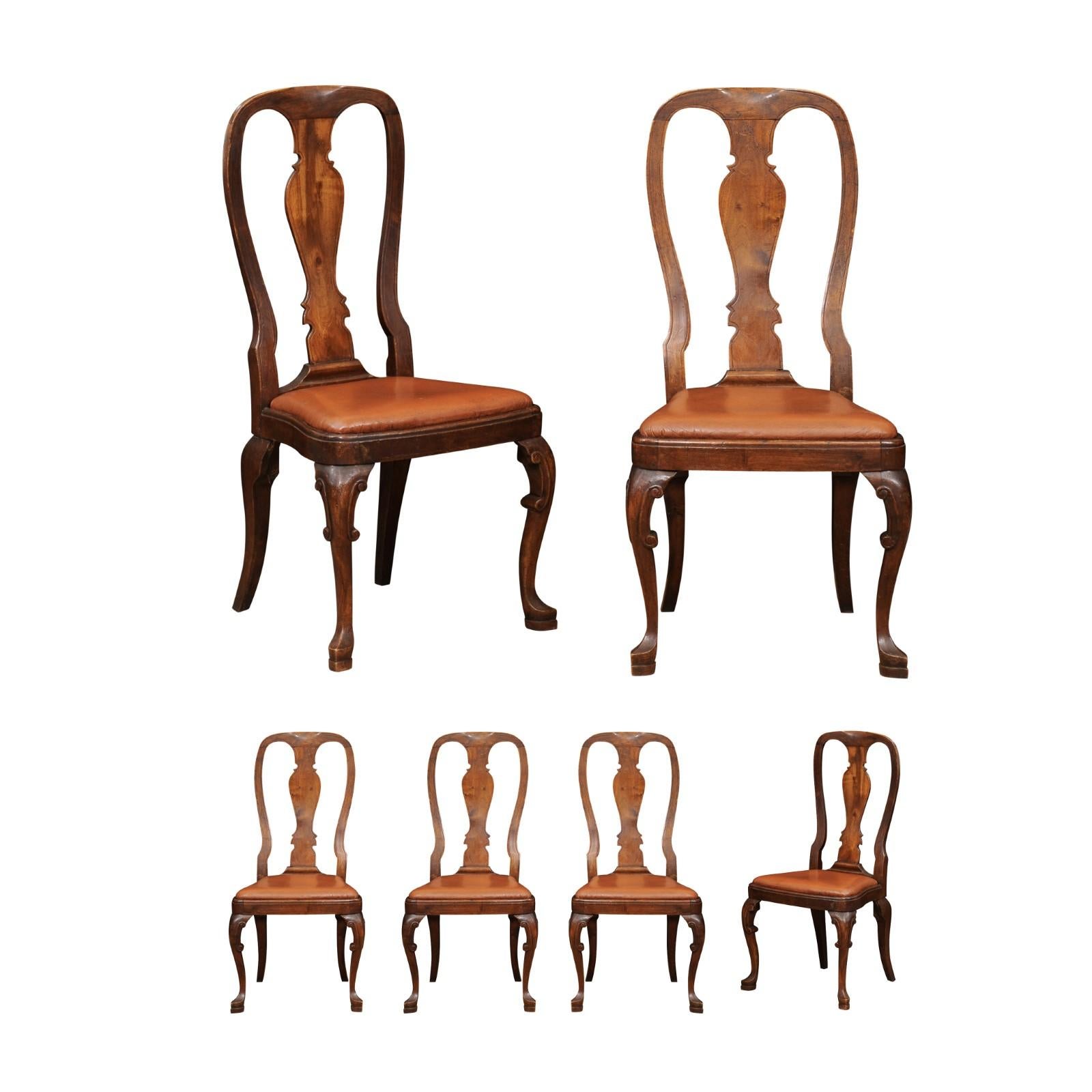 Ensemble de 6 chaises de salle à manger en noyer de style rococo italien avec pieds cabrioles et sièges en cuir, 19ème siècle. PRIX PAR PAIRE.
