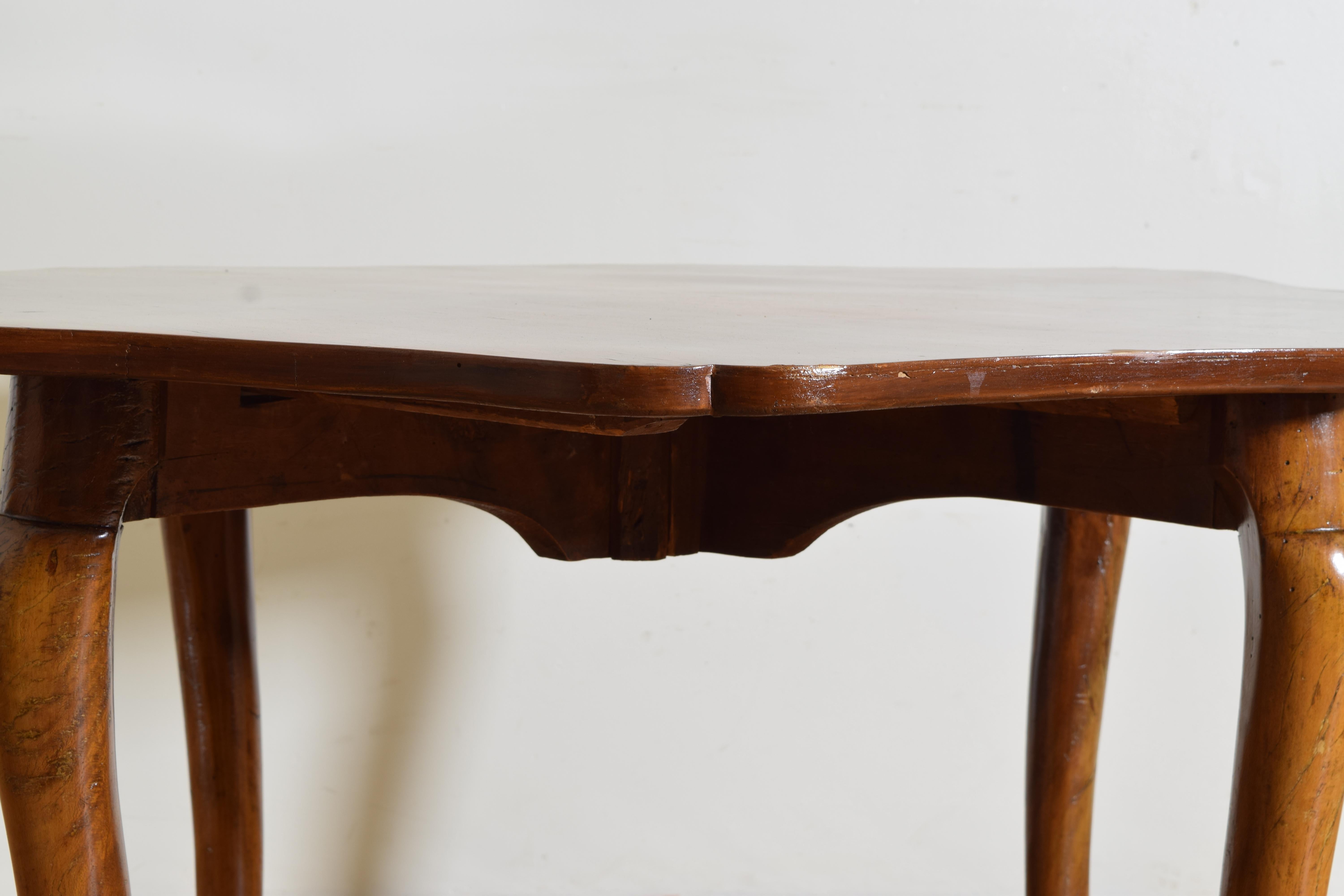 Italienischer Ess-/Spieltisch aus Nussbaumholz im Rokoko-Stil, 2. Hälfte des 19. Jahrhunderts im Angebot 1