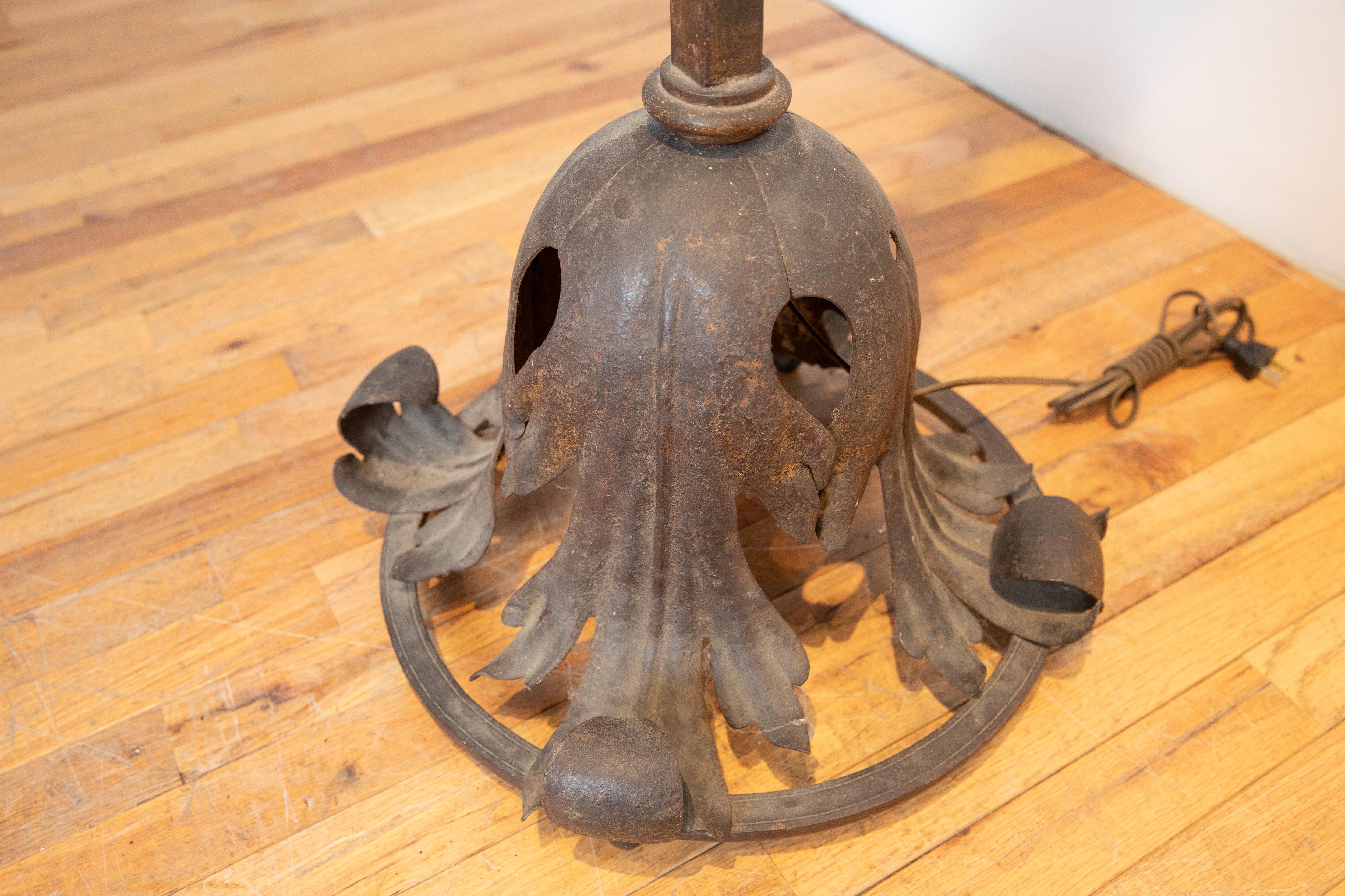 Italian Rococo Style Wrought Iron and Gilt Metal Floor Lamp, early 20th century For Sale 3